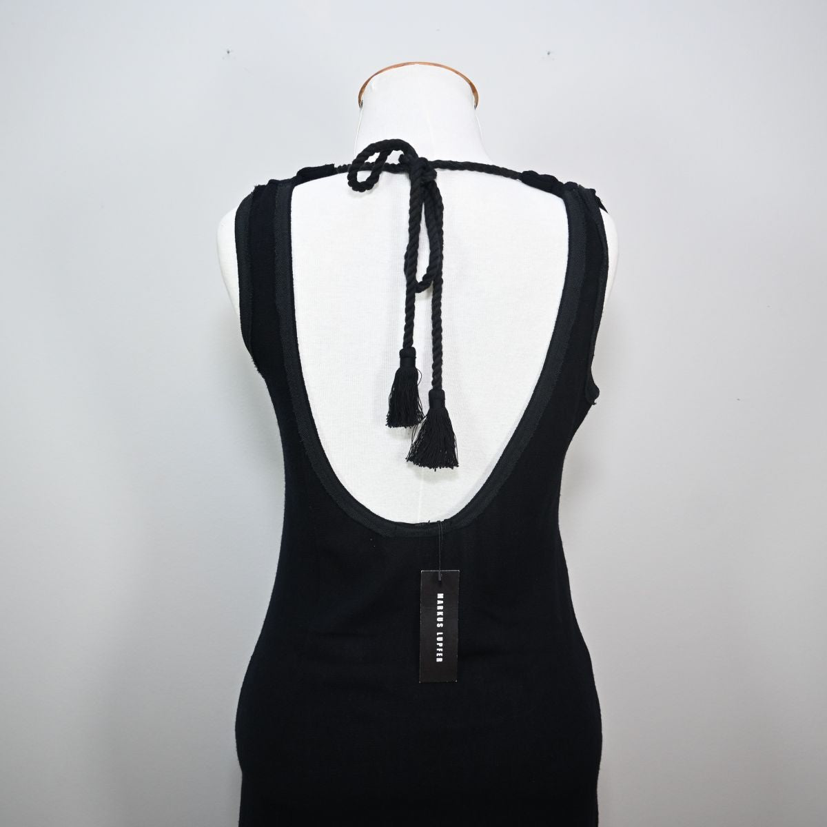 Vestido curto preto com bordado de tucano