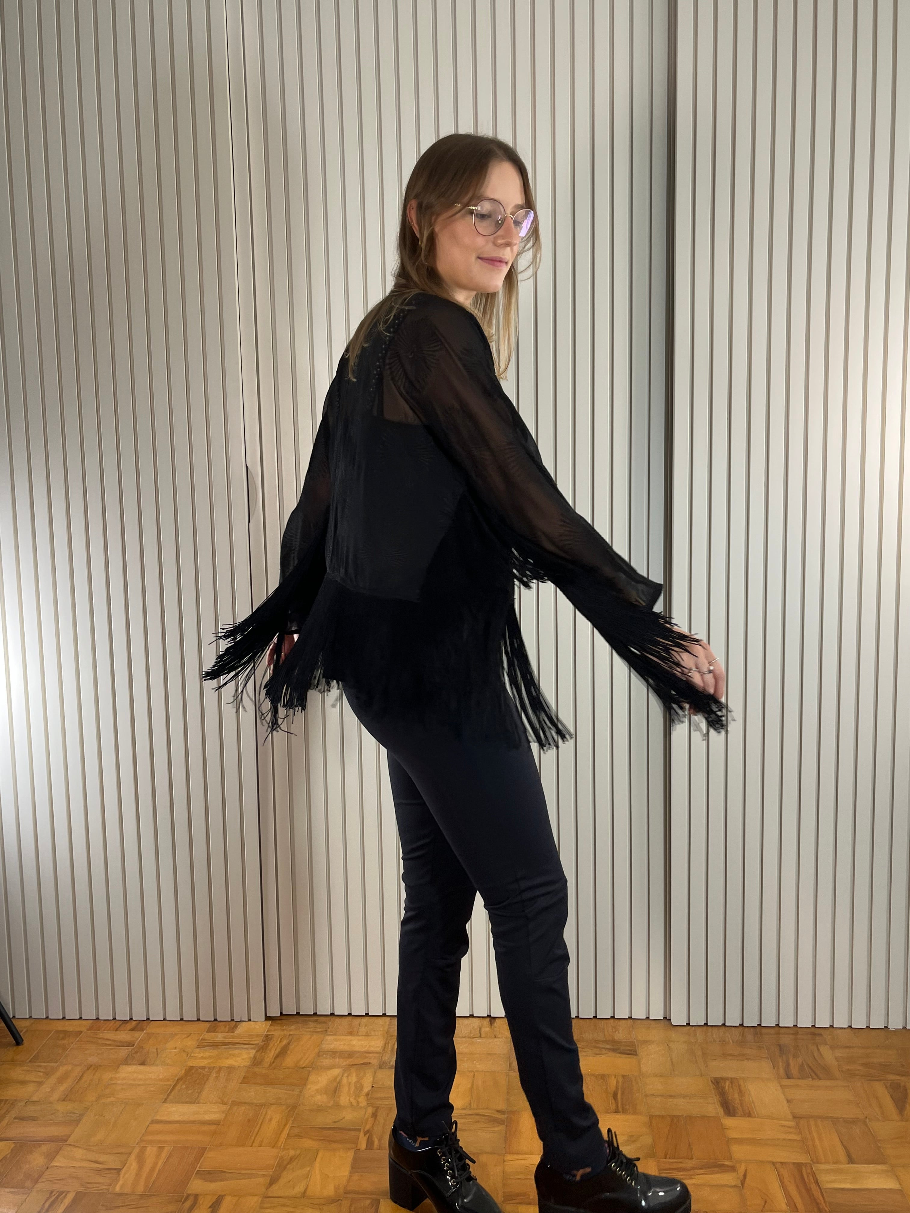 Kimono de Tule Preto Floral com Franjas