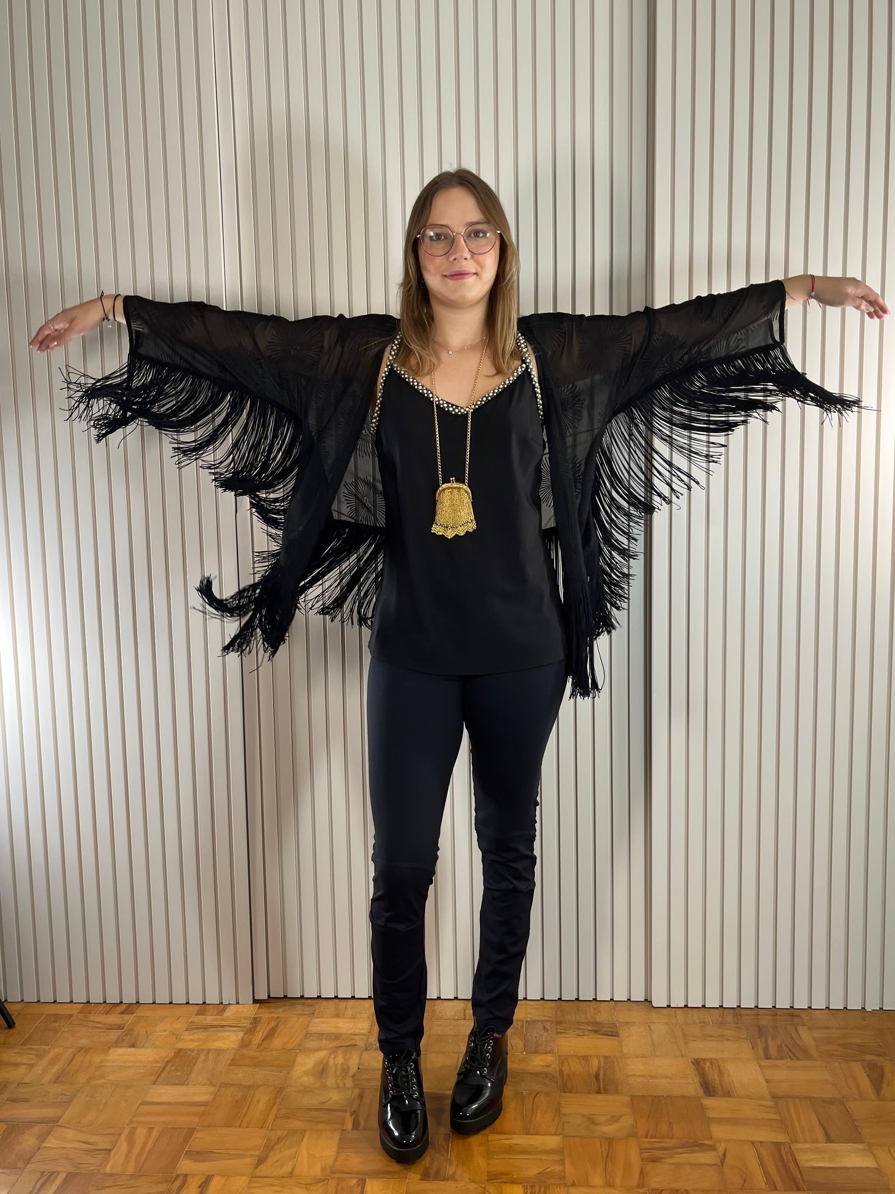 Kimono de Tule Preto Floral com Franjas