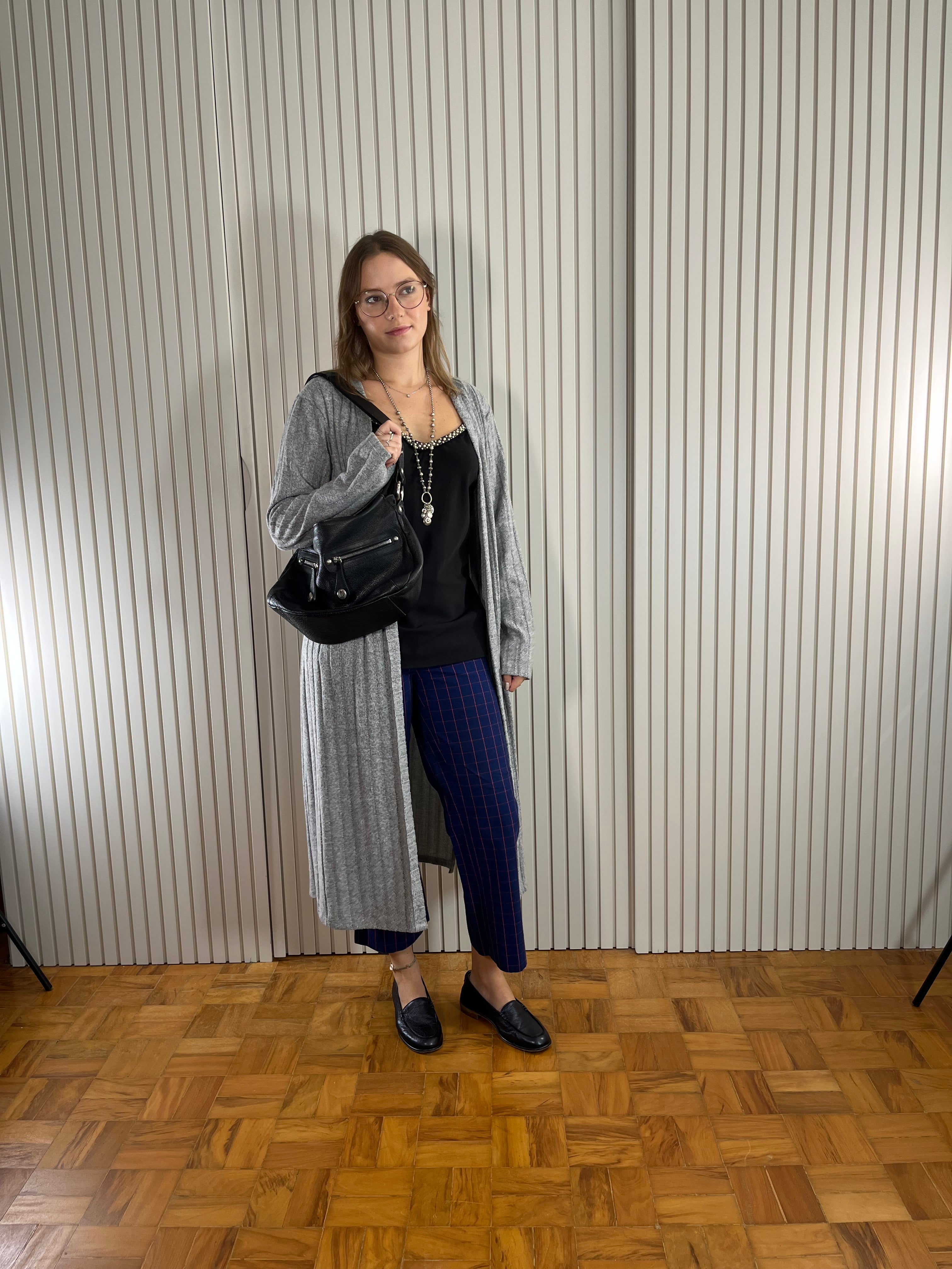 Bolsa Média de Couro Preto e Bolsos Externos