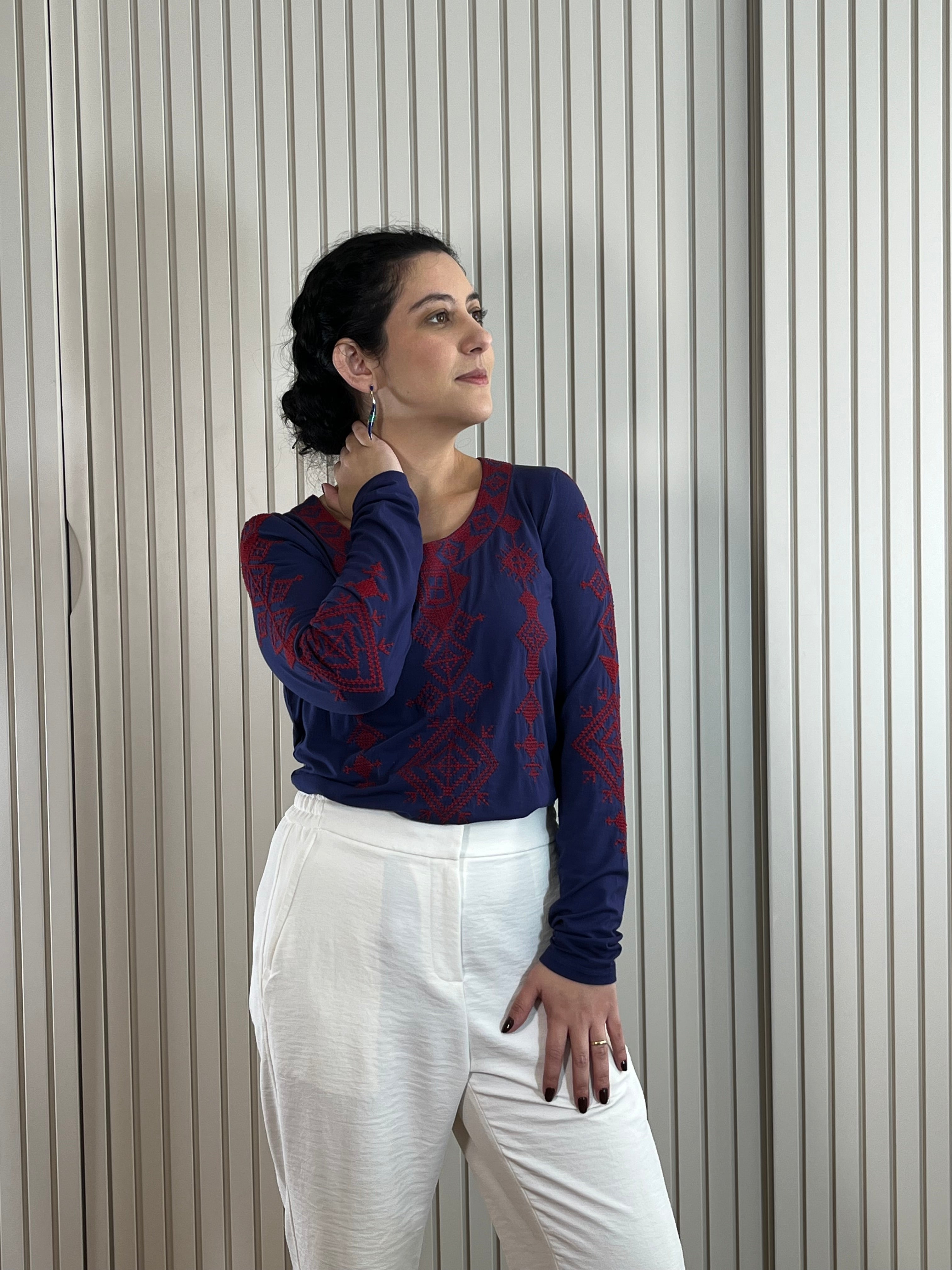 Camiseta Azul com Bordado Vermelho