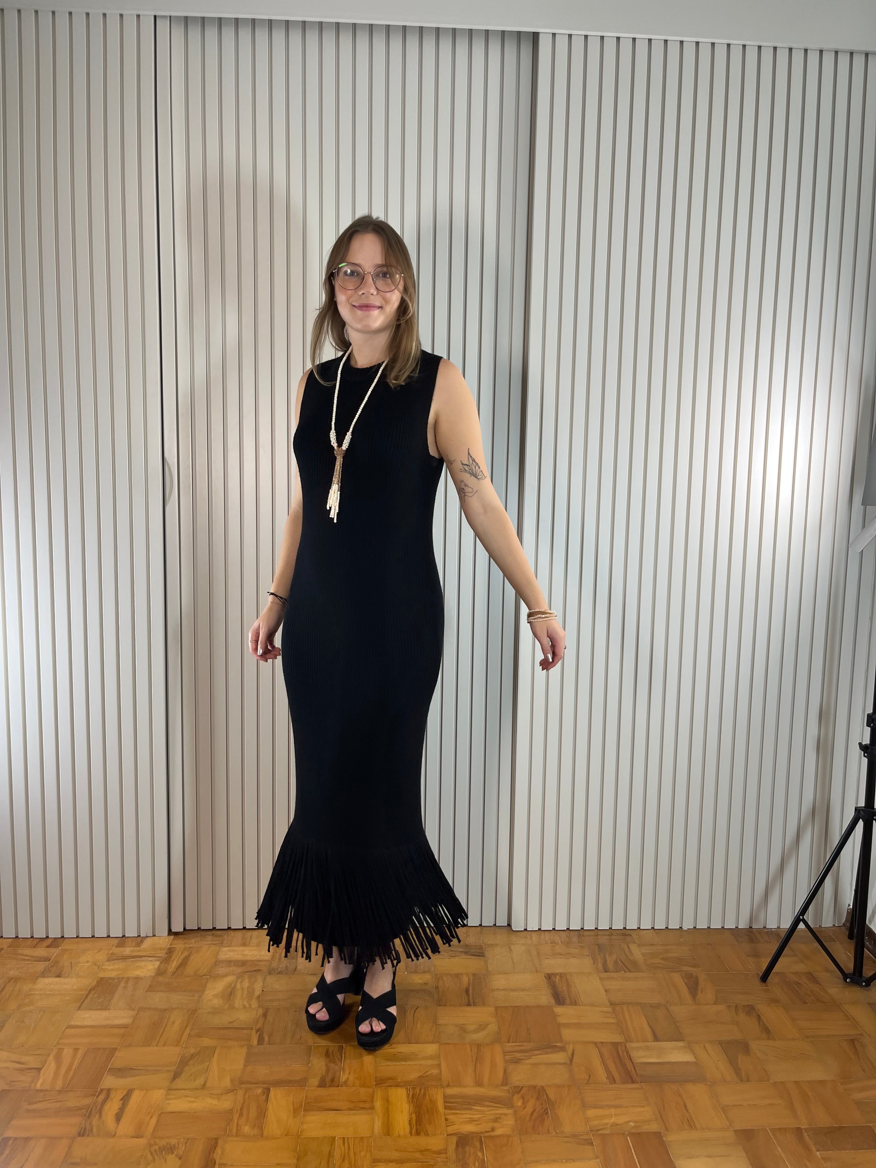 Vestido Longo Preto de Malha com Franjas