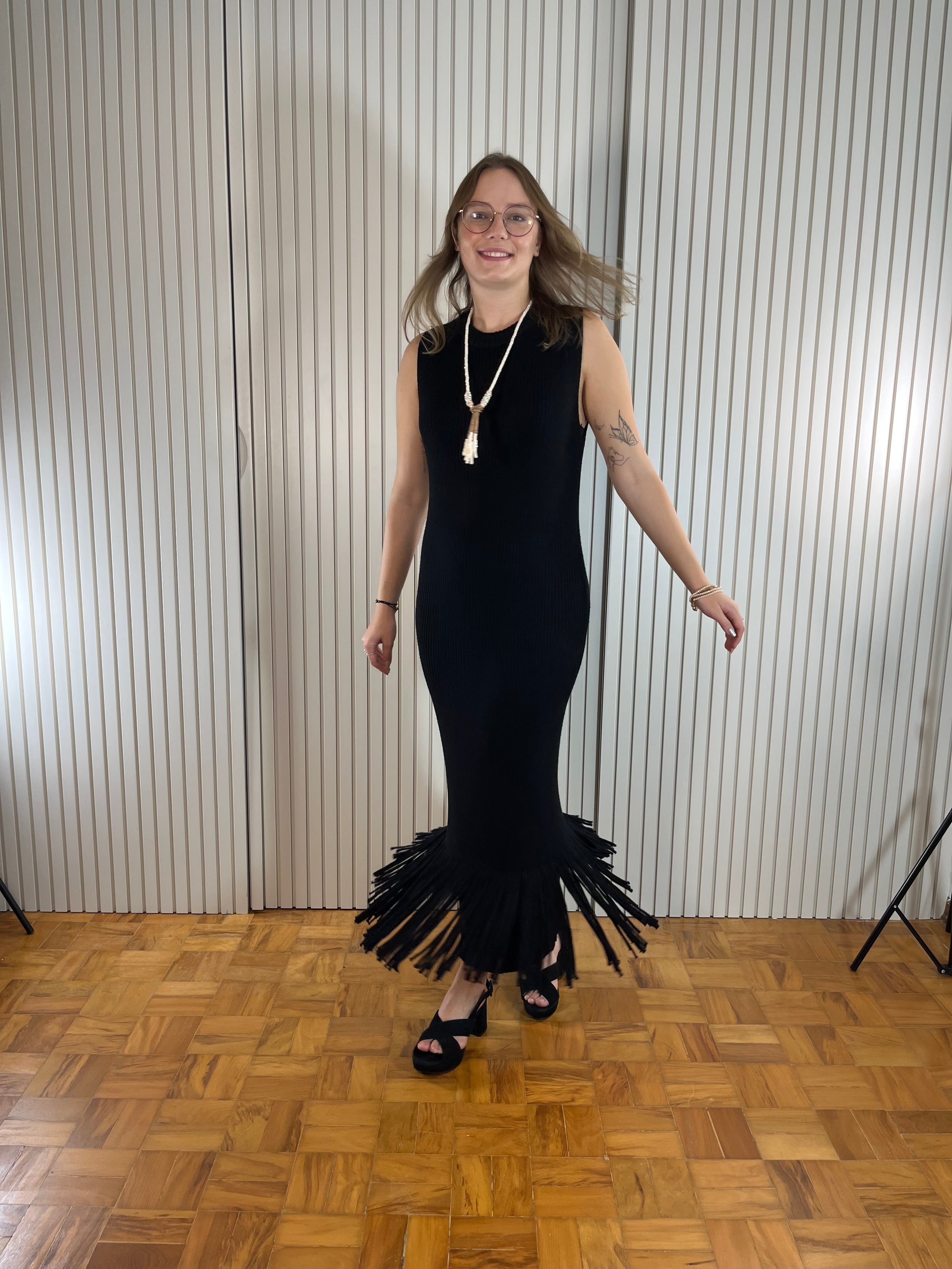 Vestido Longo Preto de Malha com Franjas