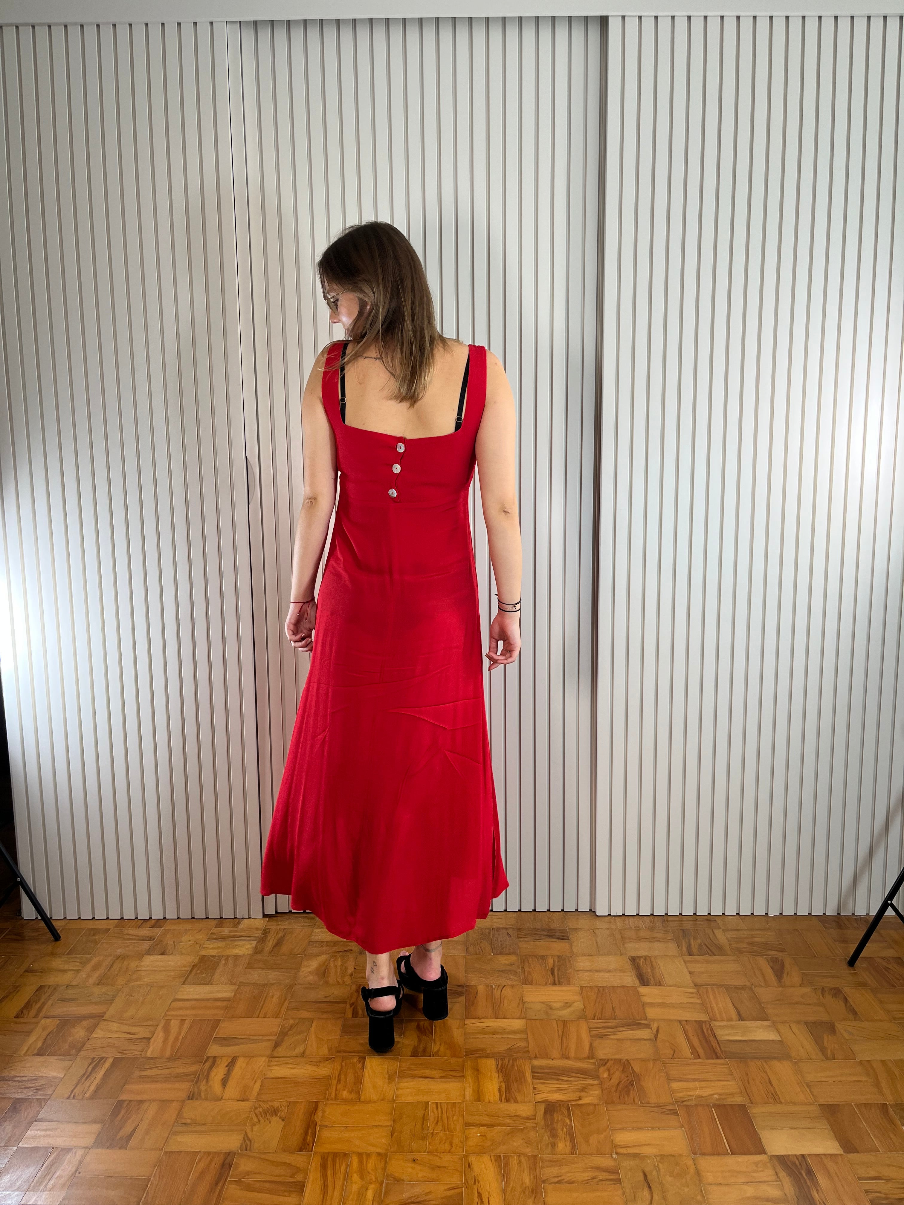 Vestido Longo Vermelho com Botões Nas Costas