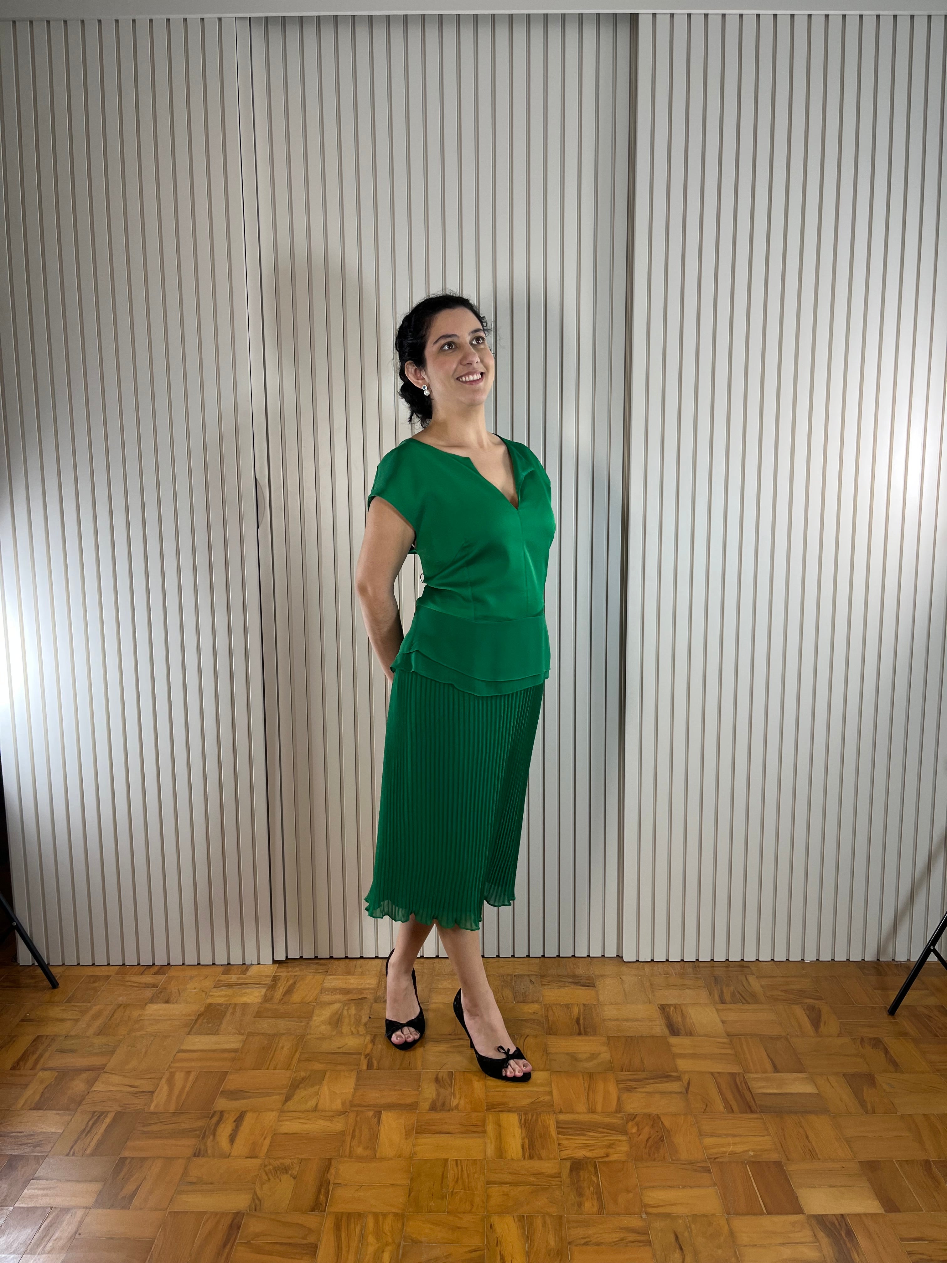Vestido Midi Verde com Saia Plissada