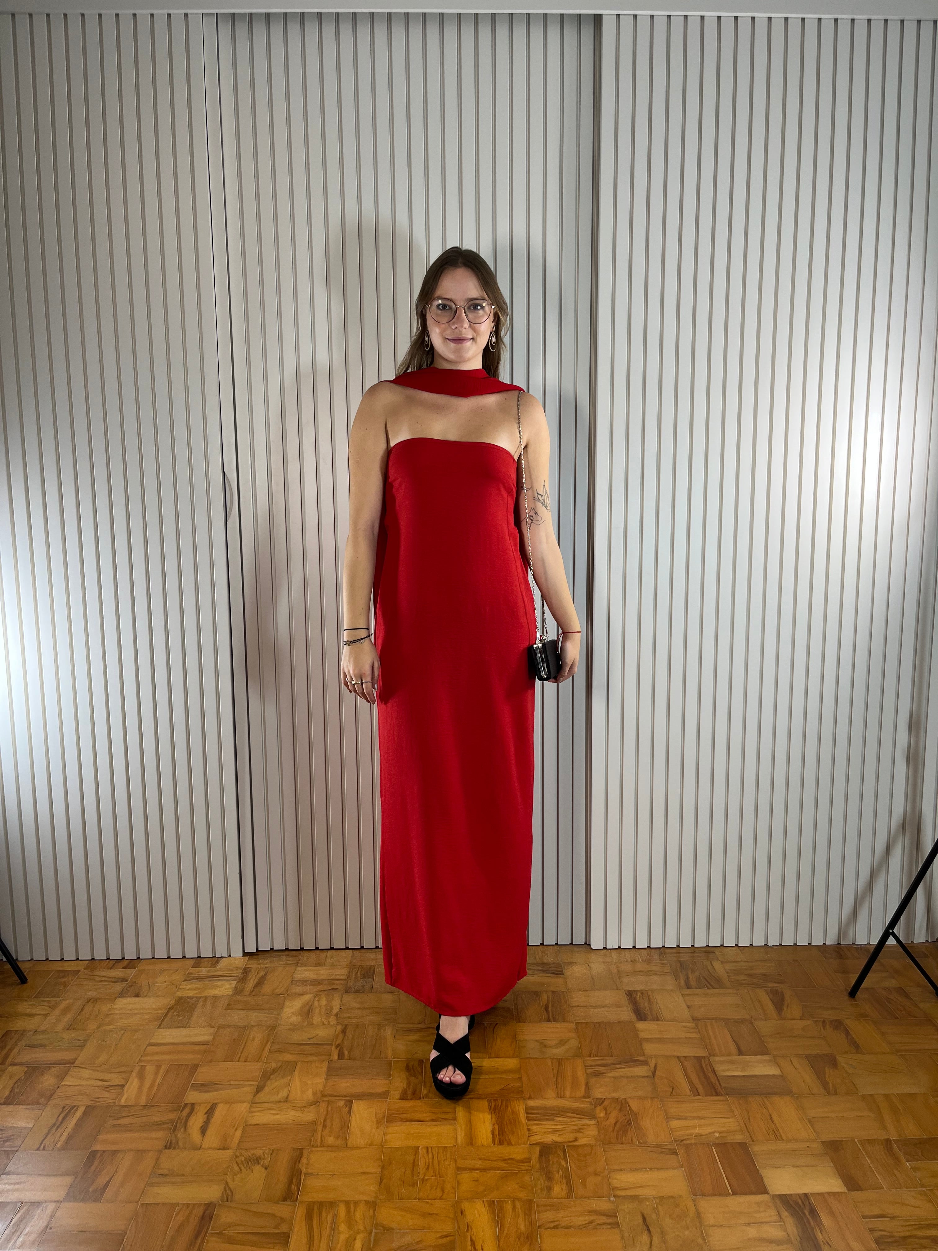 Vestido de festa vermelho com echarpe