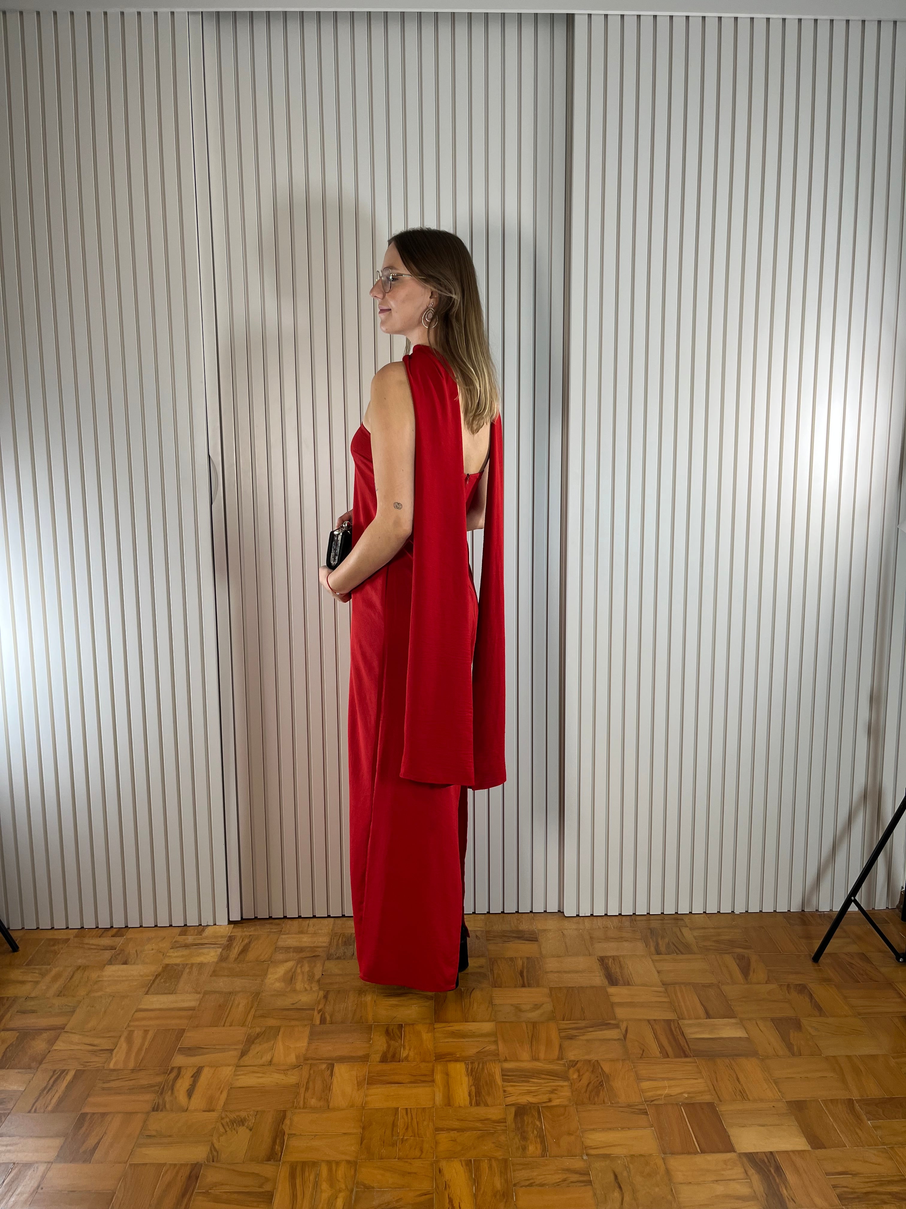 Vestido de festa vermelho com echarpe
