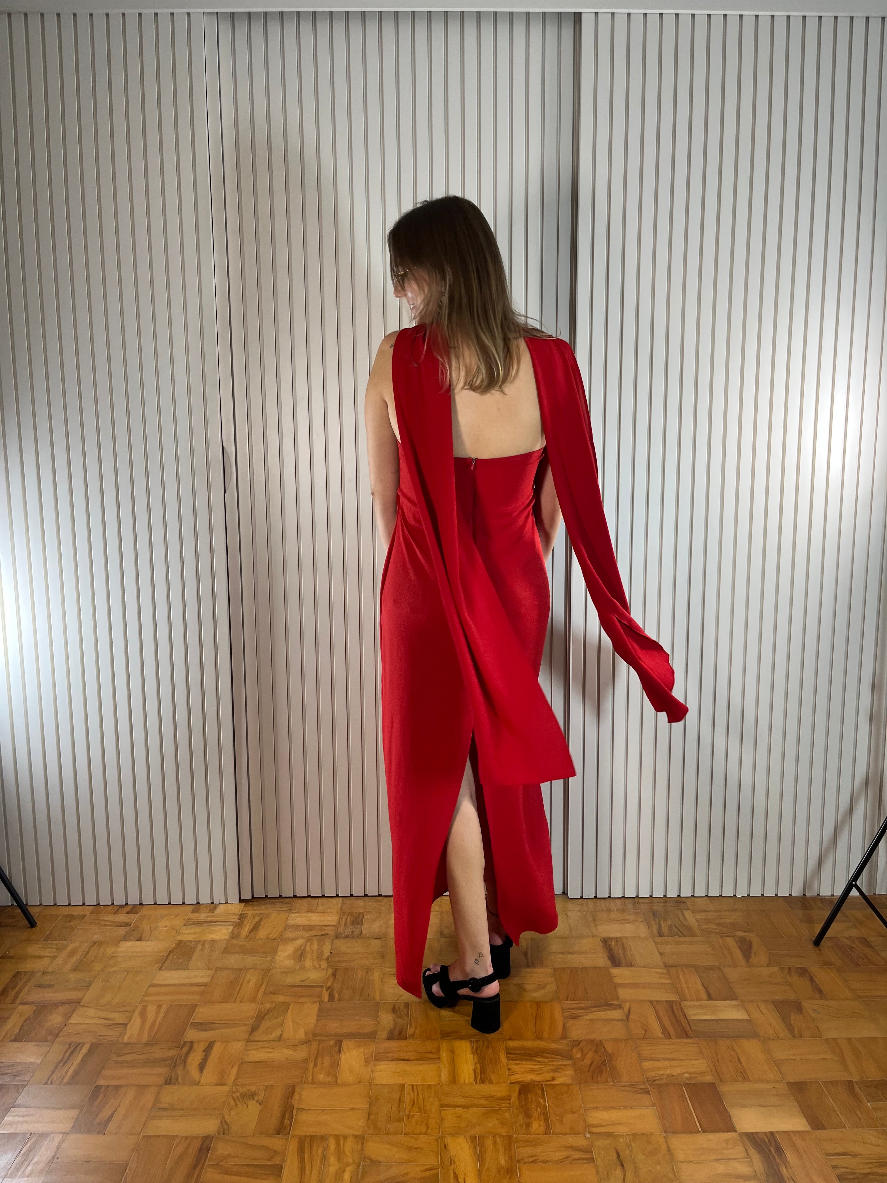 Vestido de festa vermelho com echarpe
