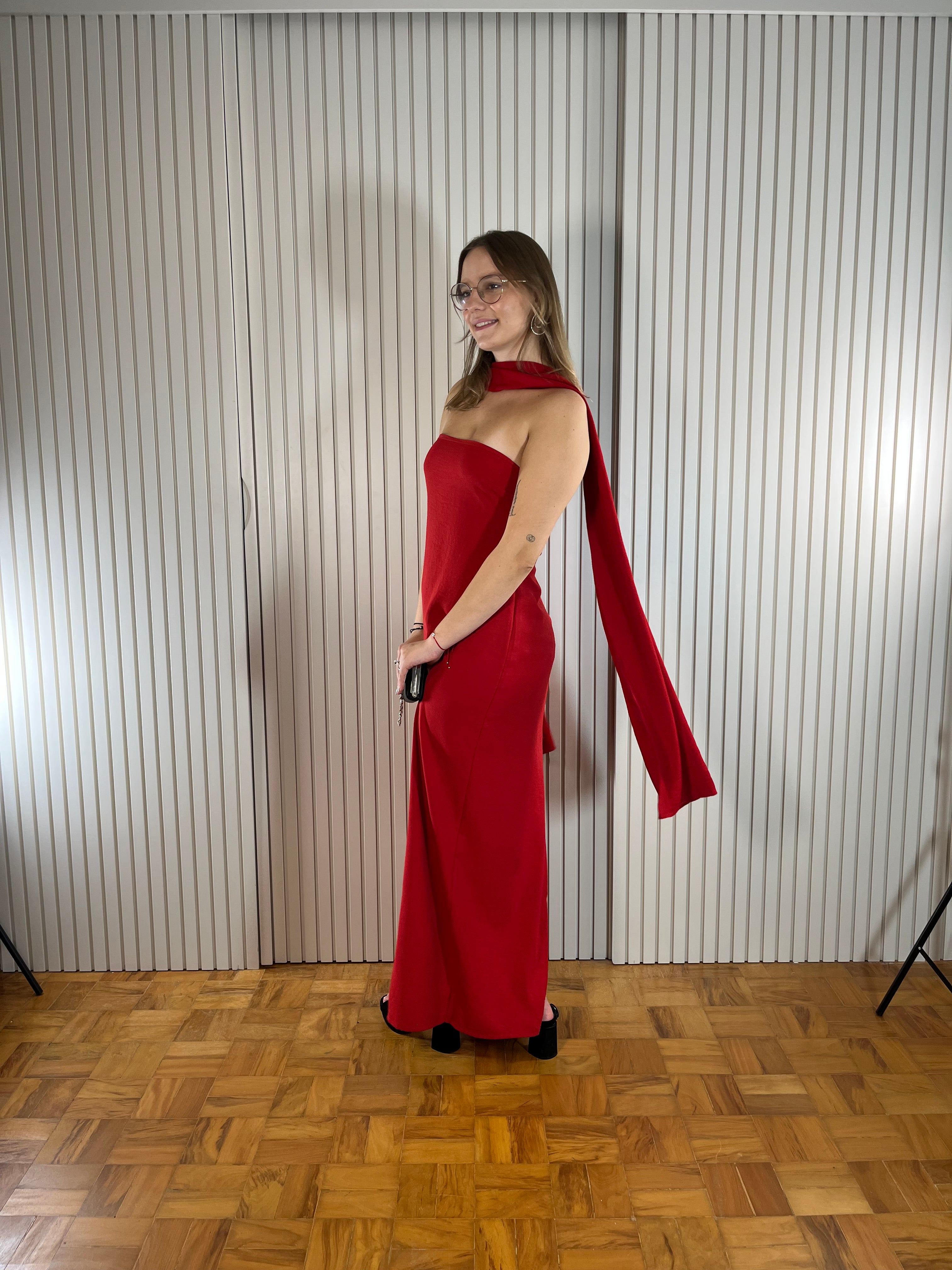 Vestido de festa vermelho com echarpe