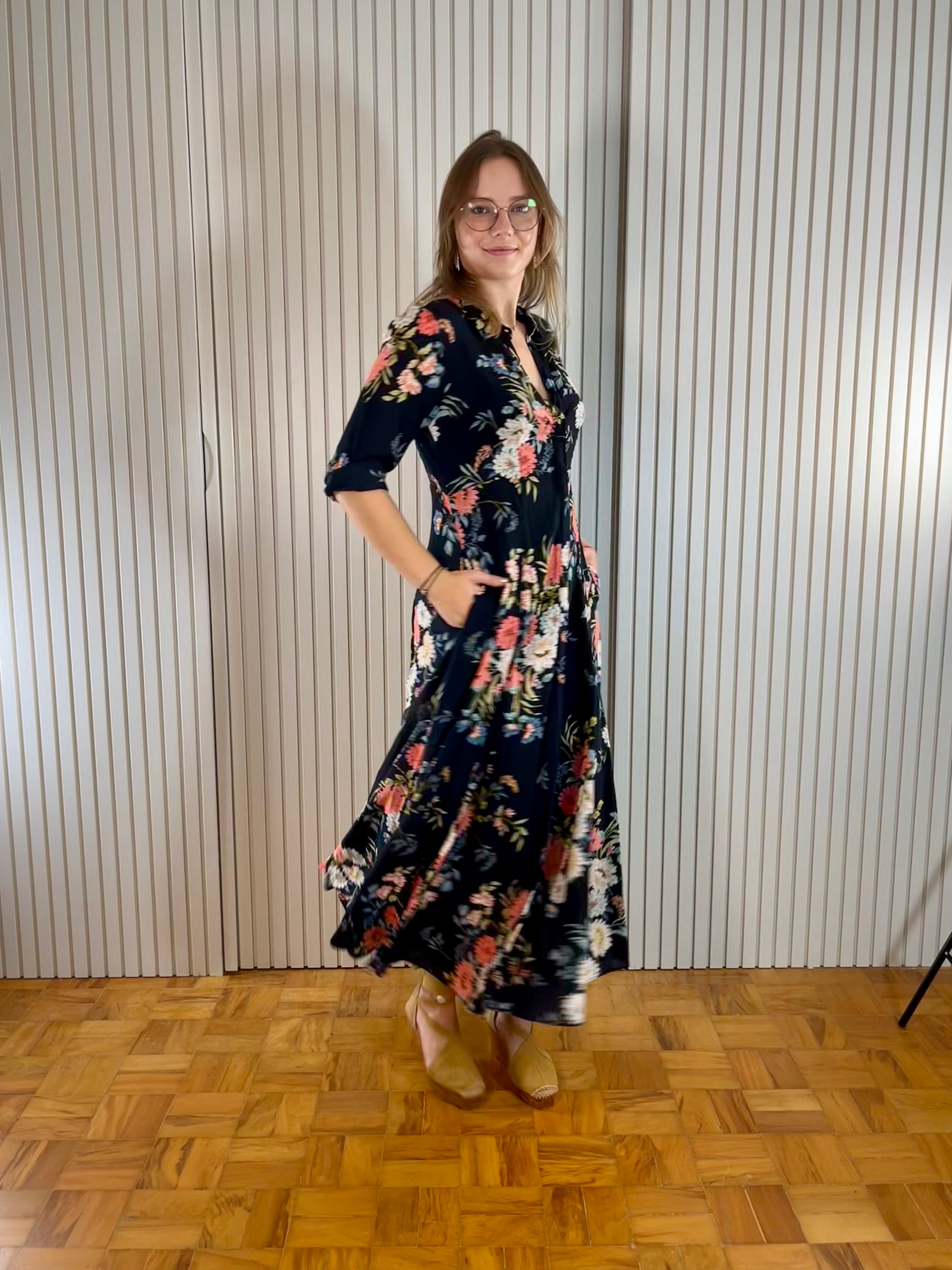 Vestido Longo Preto Floral com Botões