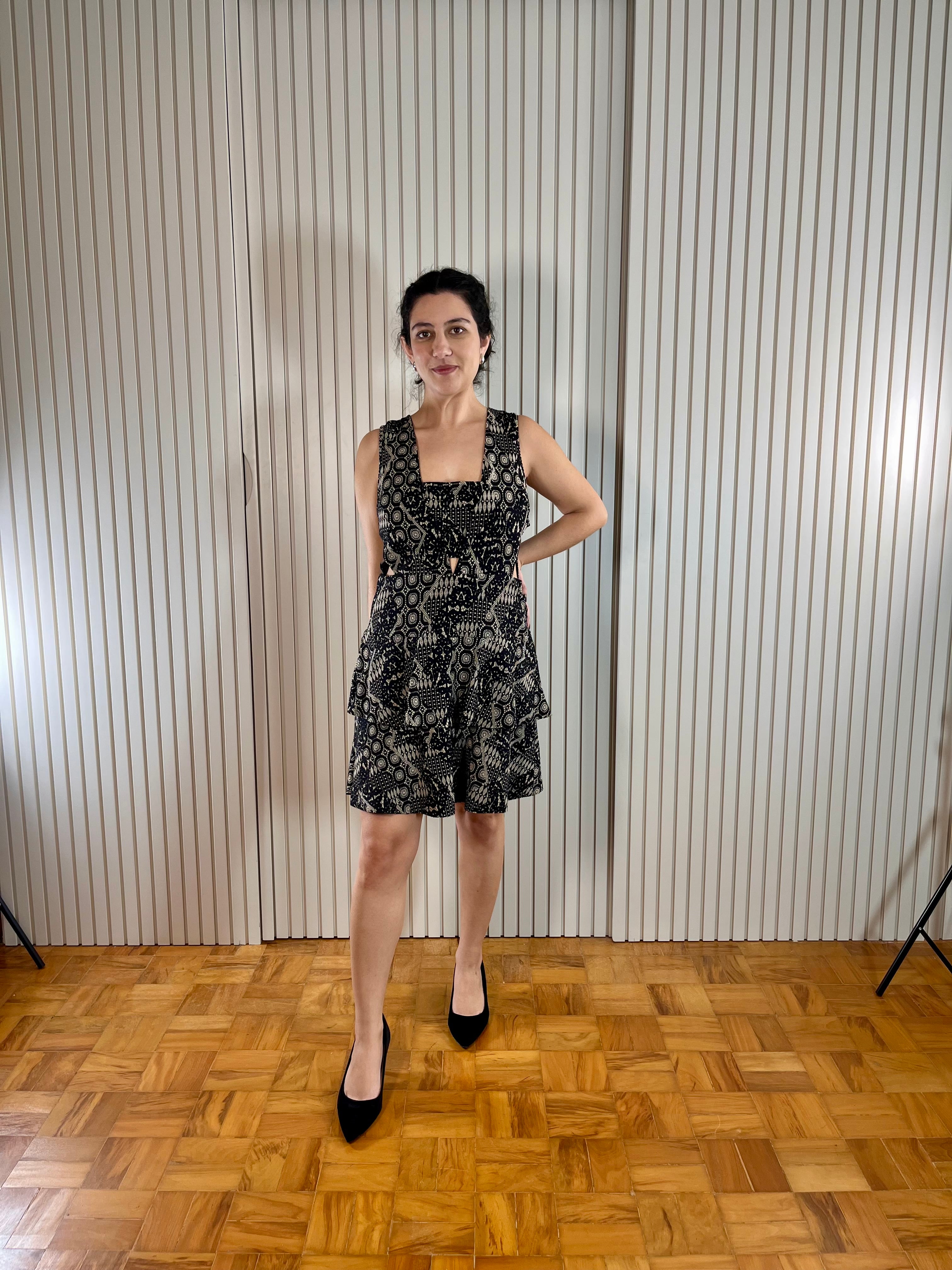 Vestido Curto Preto e Bege Estampado