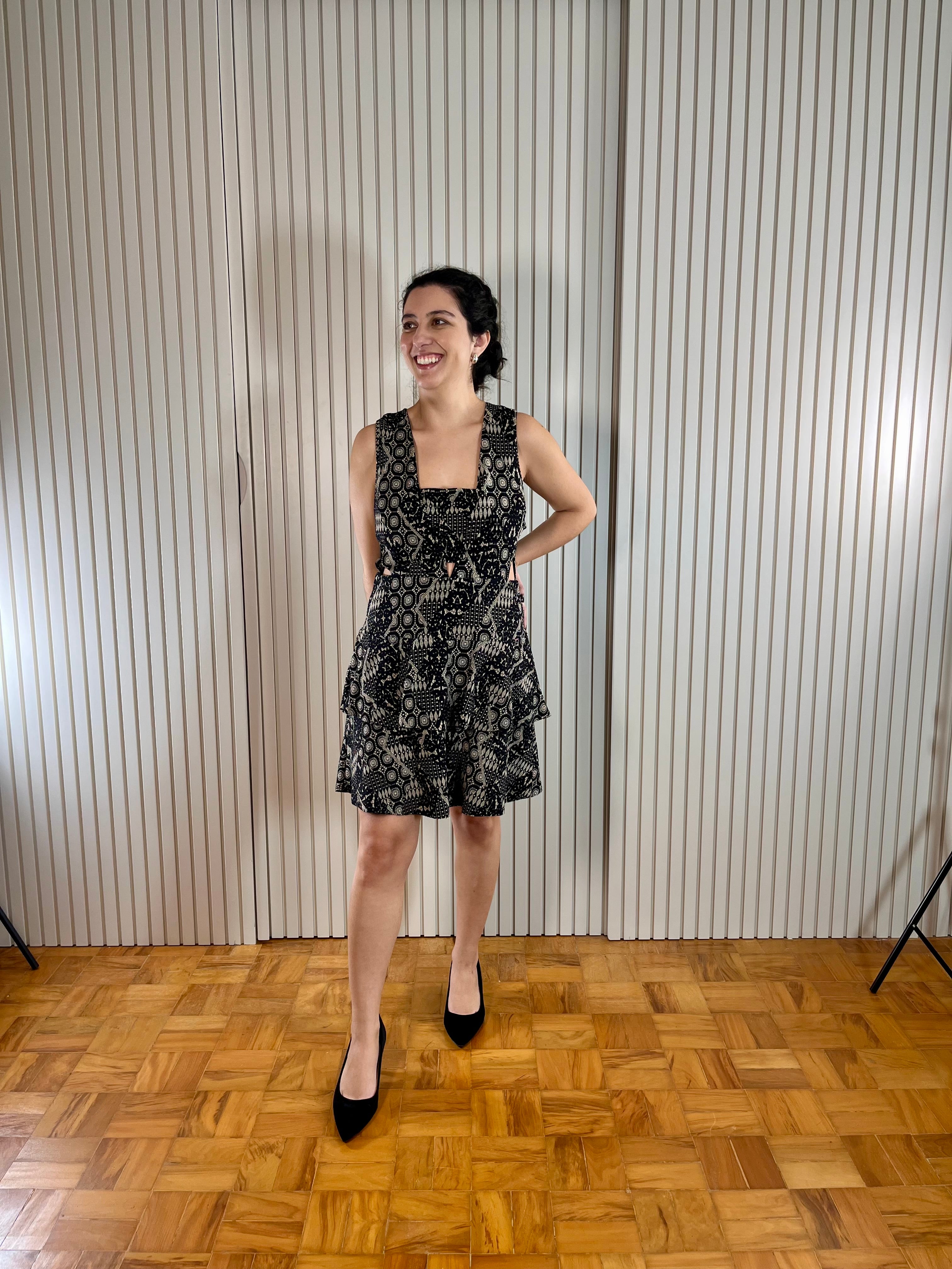 Vestido Curto Preto e Bege Estampado