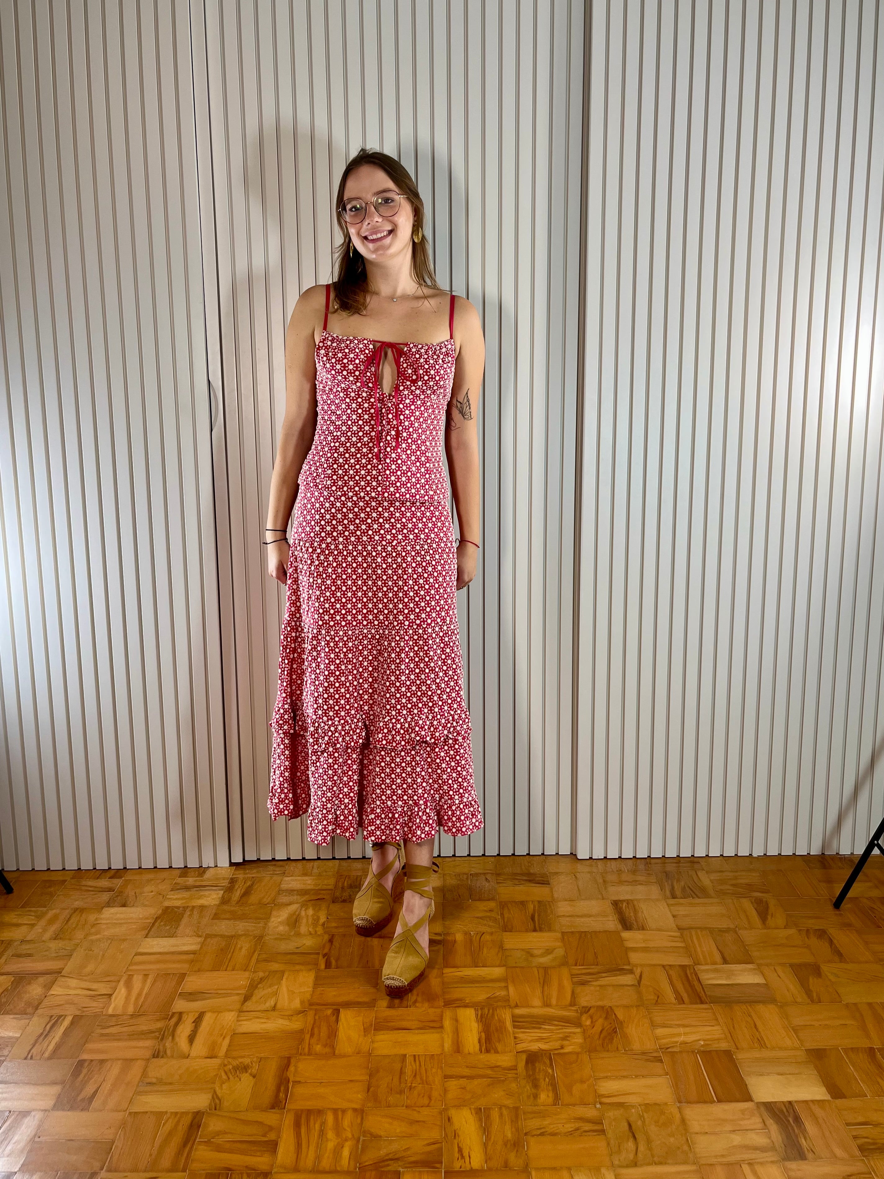Saia Midi Vermelha com Flores Brancas