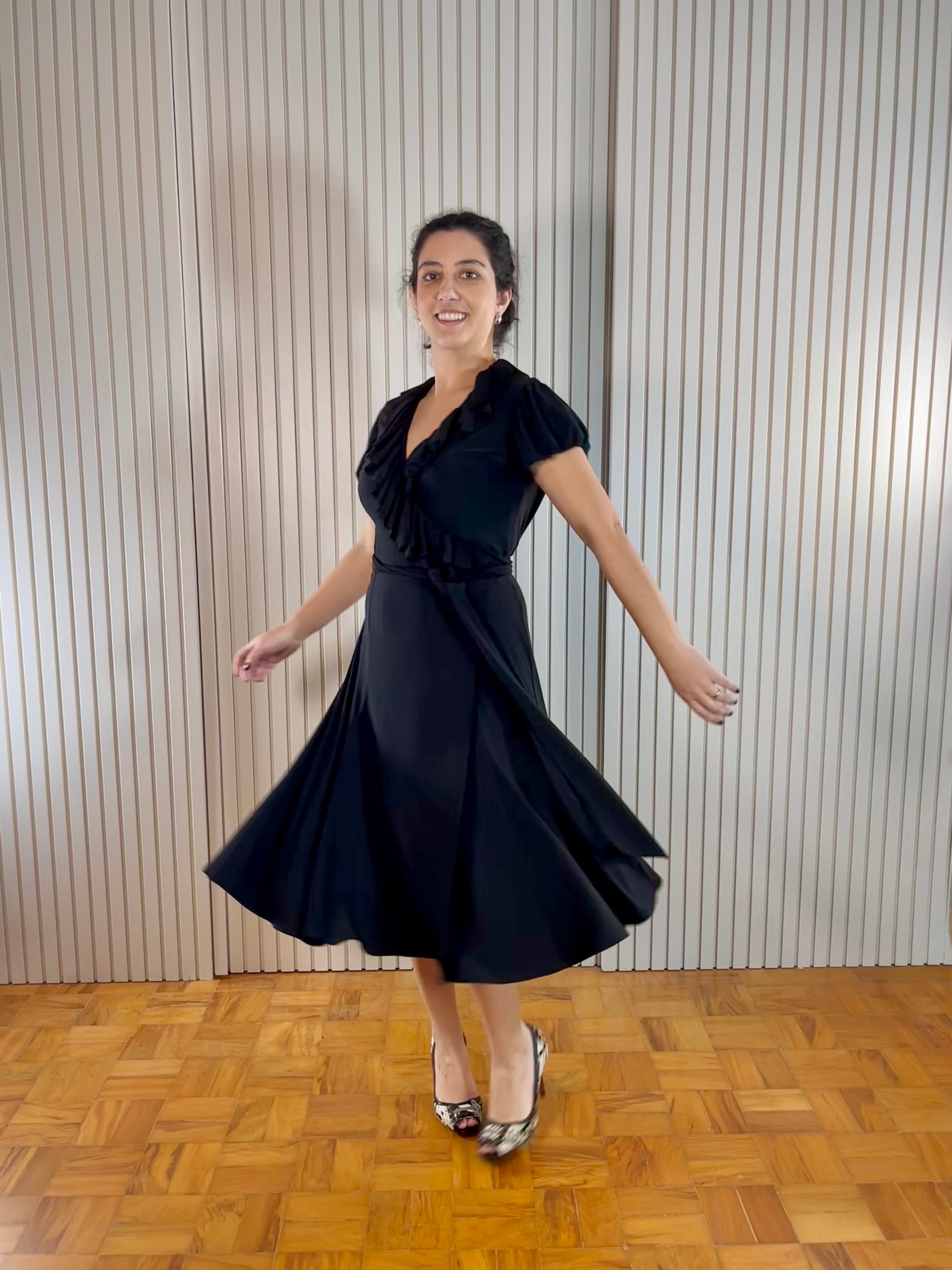 Vestido Curto Preto Envelope com Babado