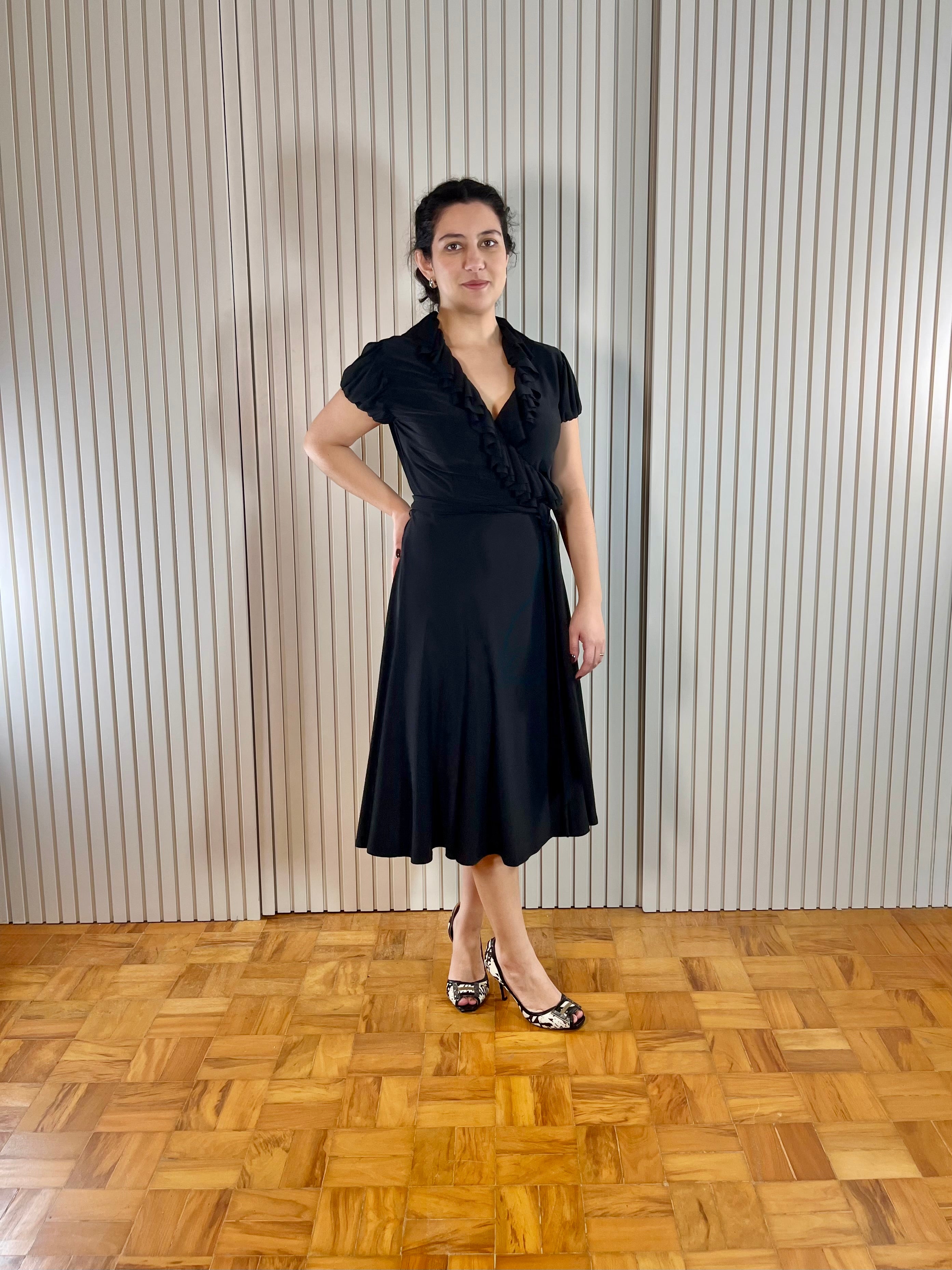 Vestido Curto Preto Envelope com Babado