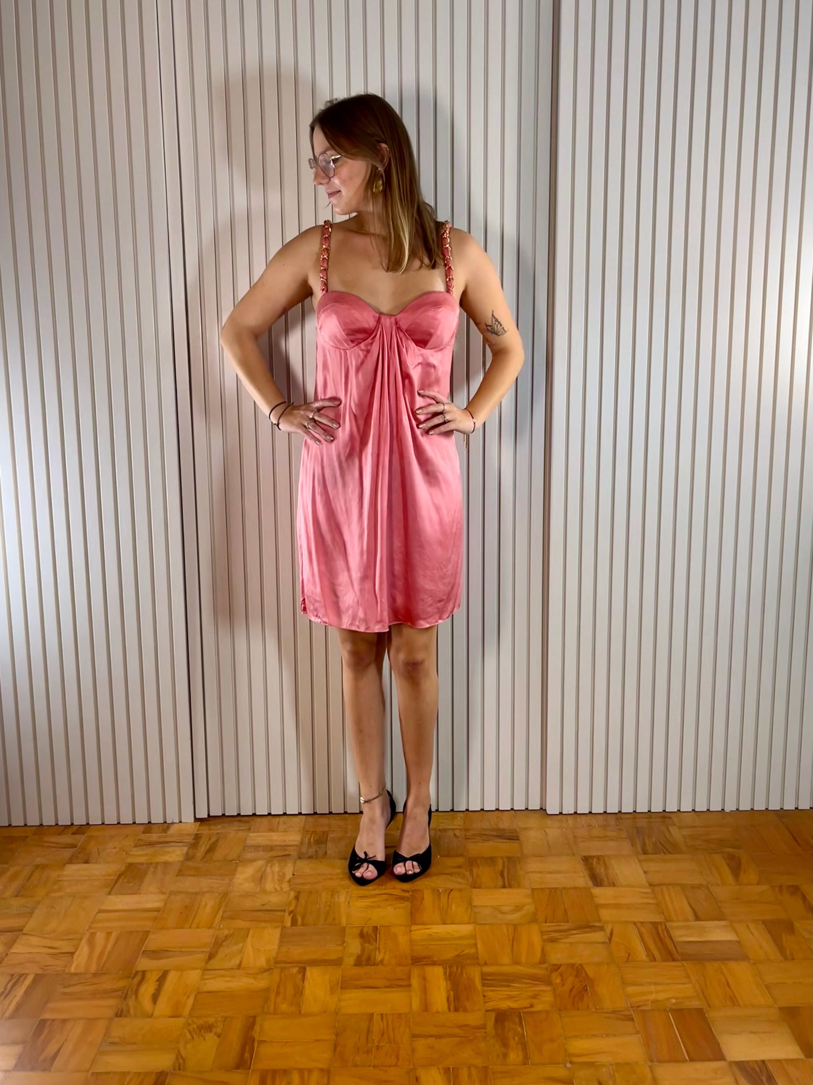 Vestido curto rosa com correntes nas alças