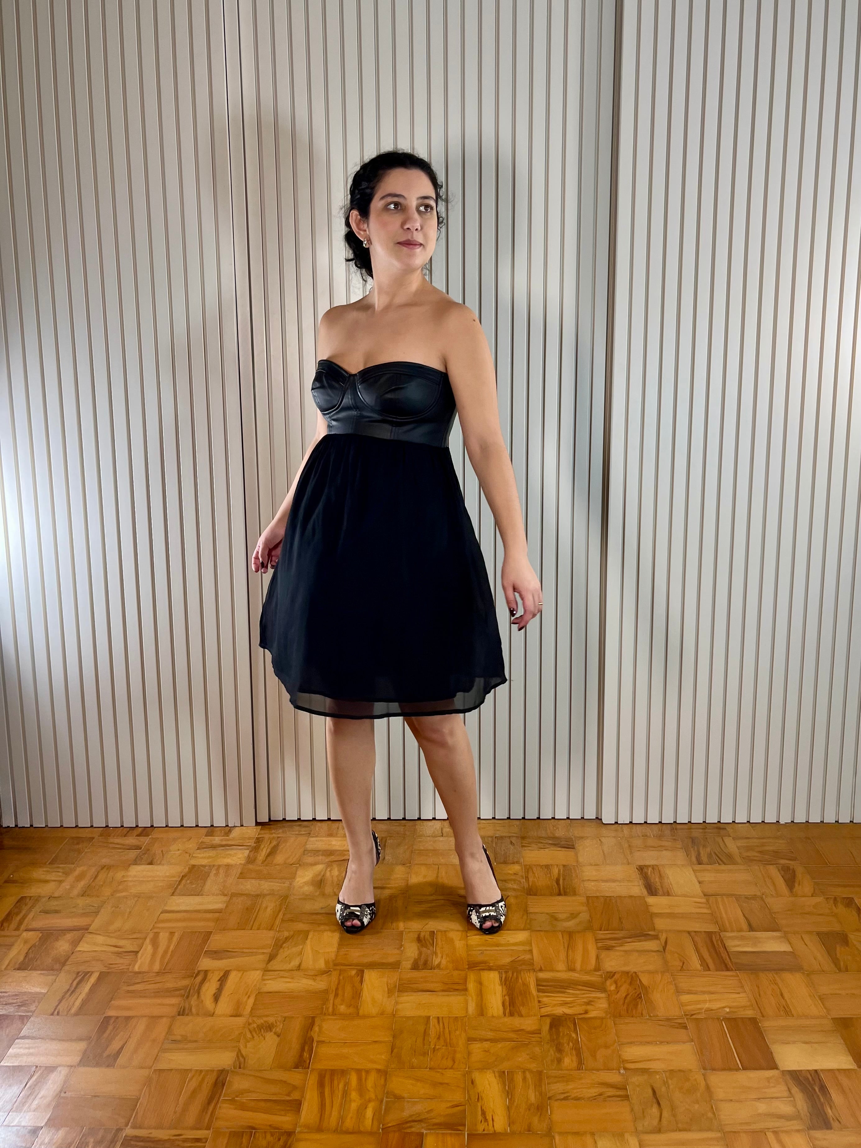 Vestido curto  preto tomara que caia com courinho