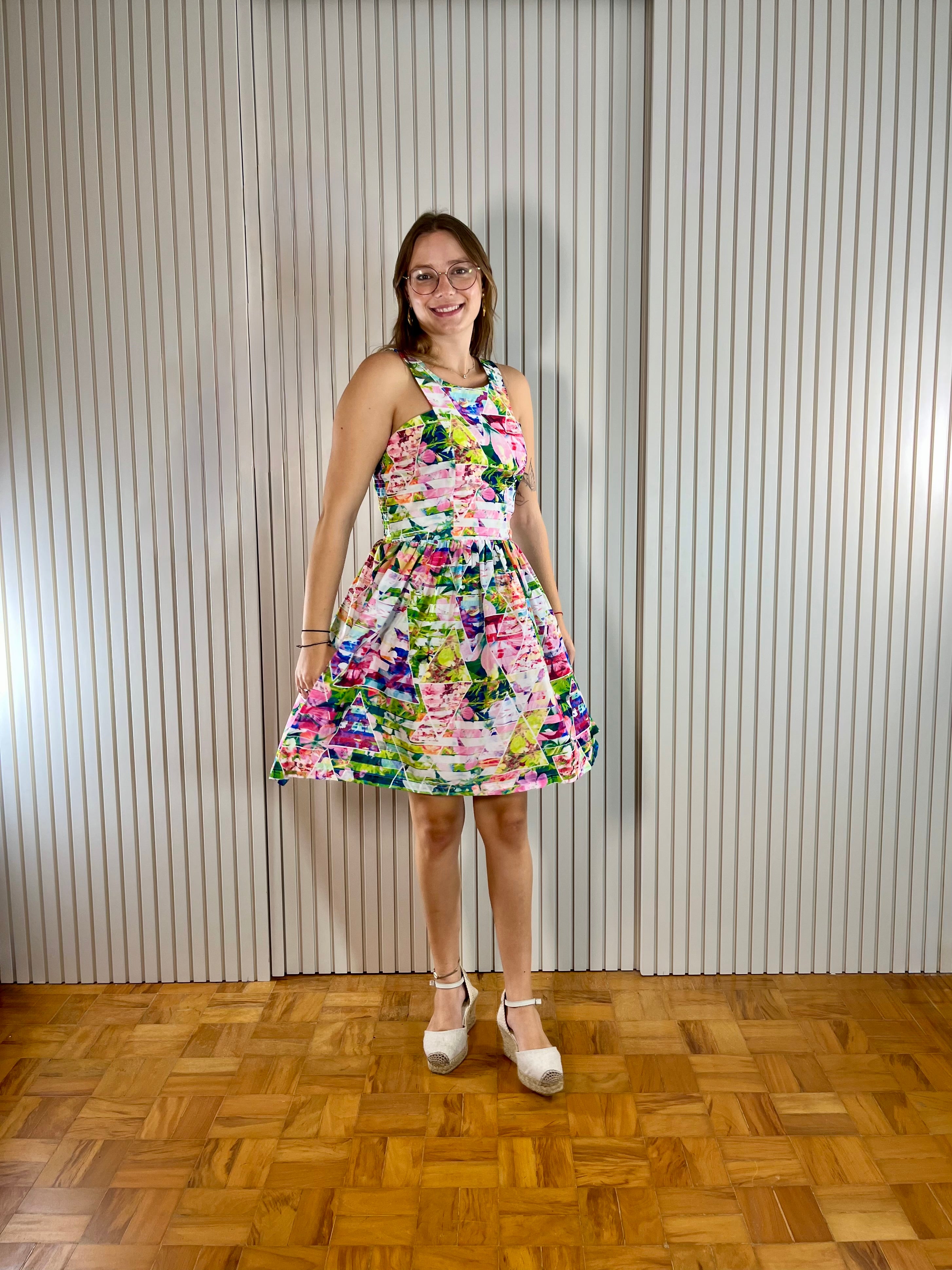 Vestido Curto Floral Geométrico