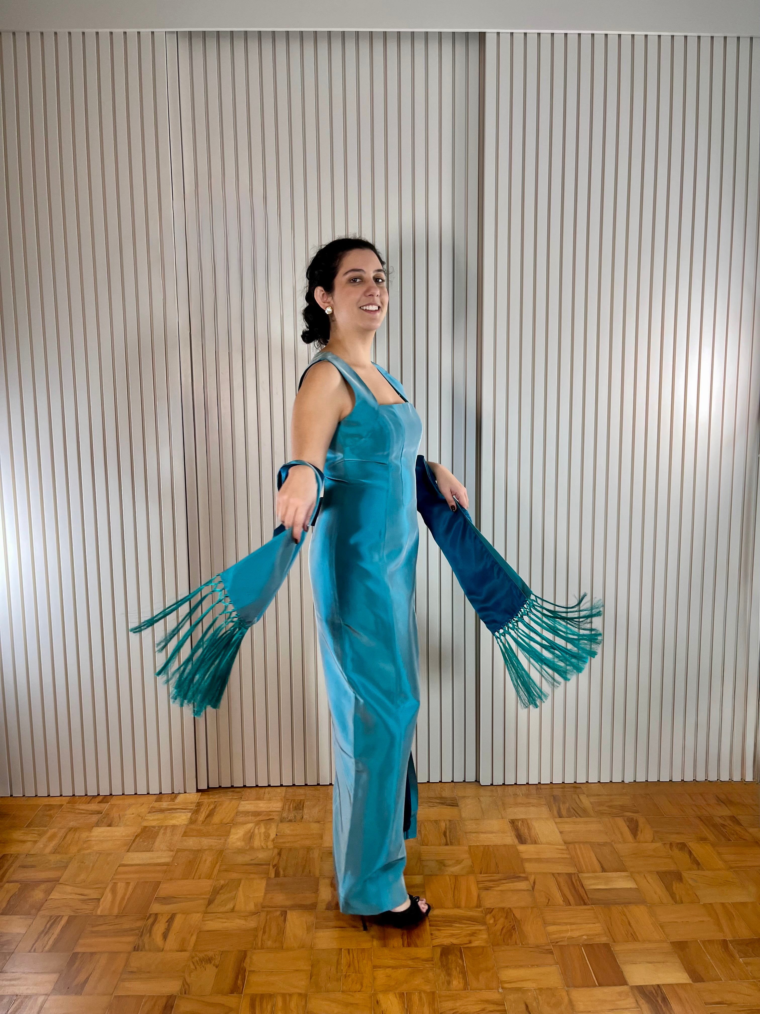 Vestido de festa longo azul com echarpe