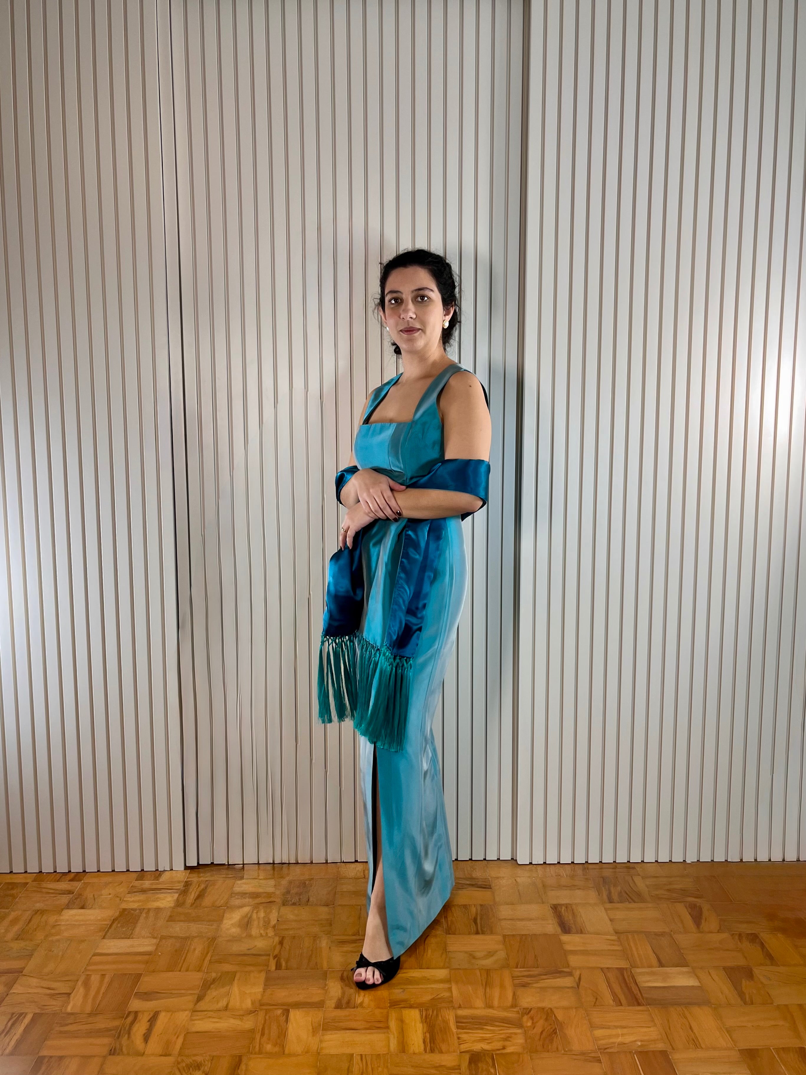 Vestido de festa longo azul com echarpe