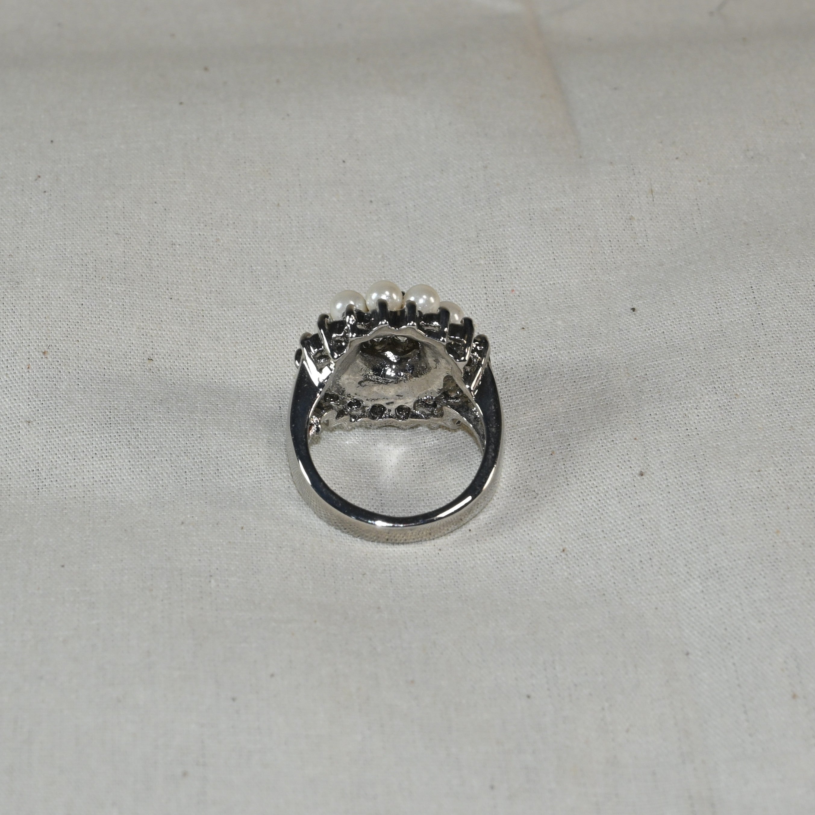 Anel Prateado com pérolas e strass