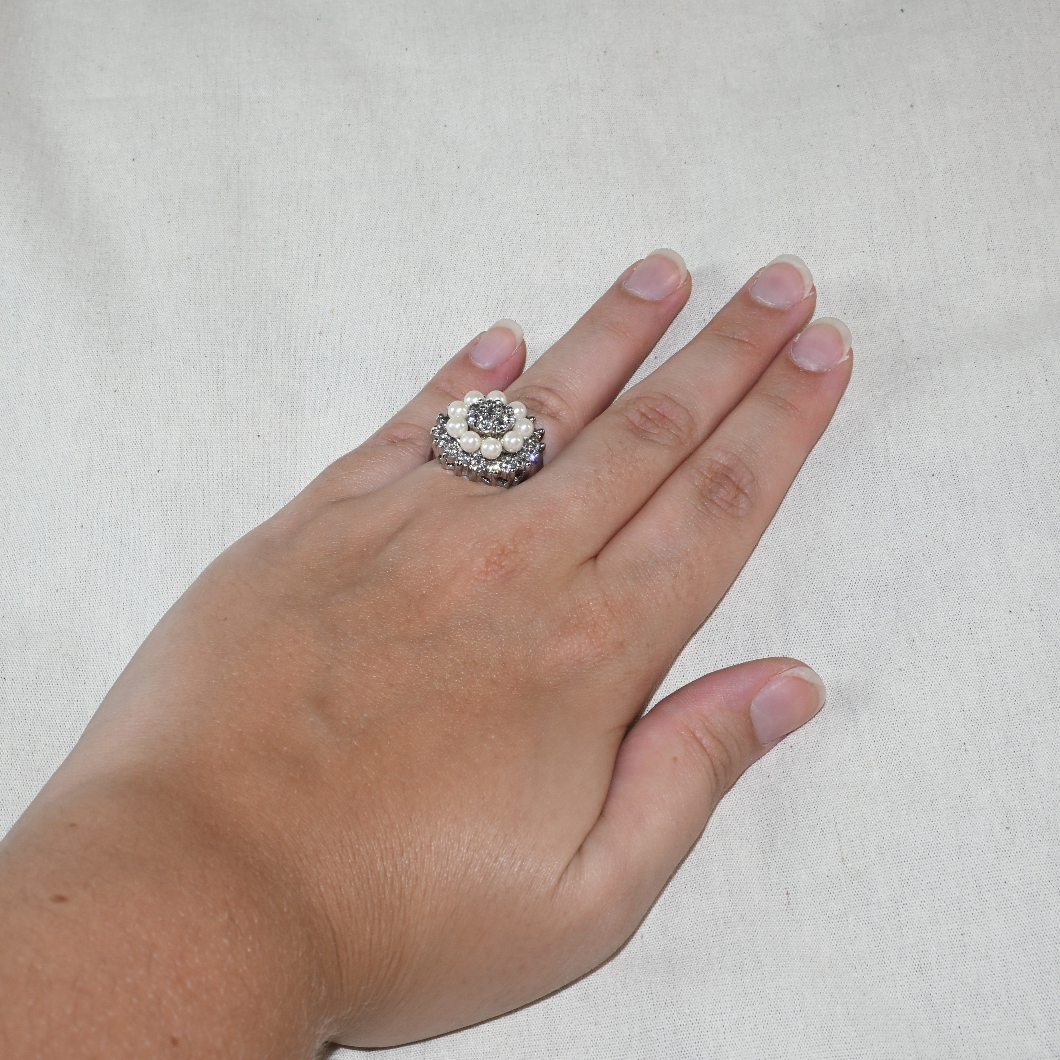 Anel Prateado com pérolas e strass