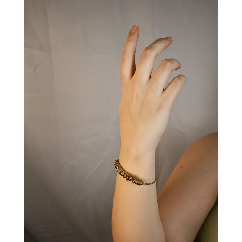 Pulseira Dourada com Arame Enrolado
