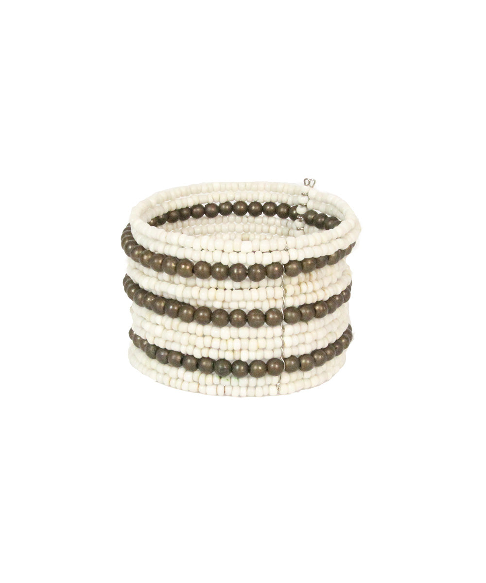 Bracelete de miçangas brancas e marrom