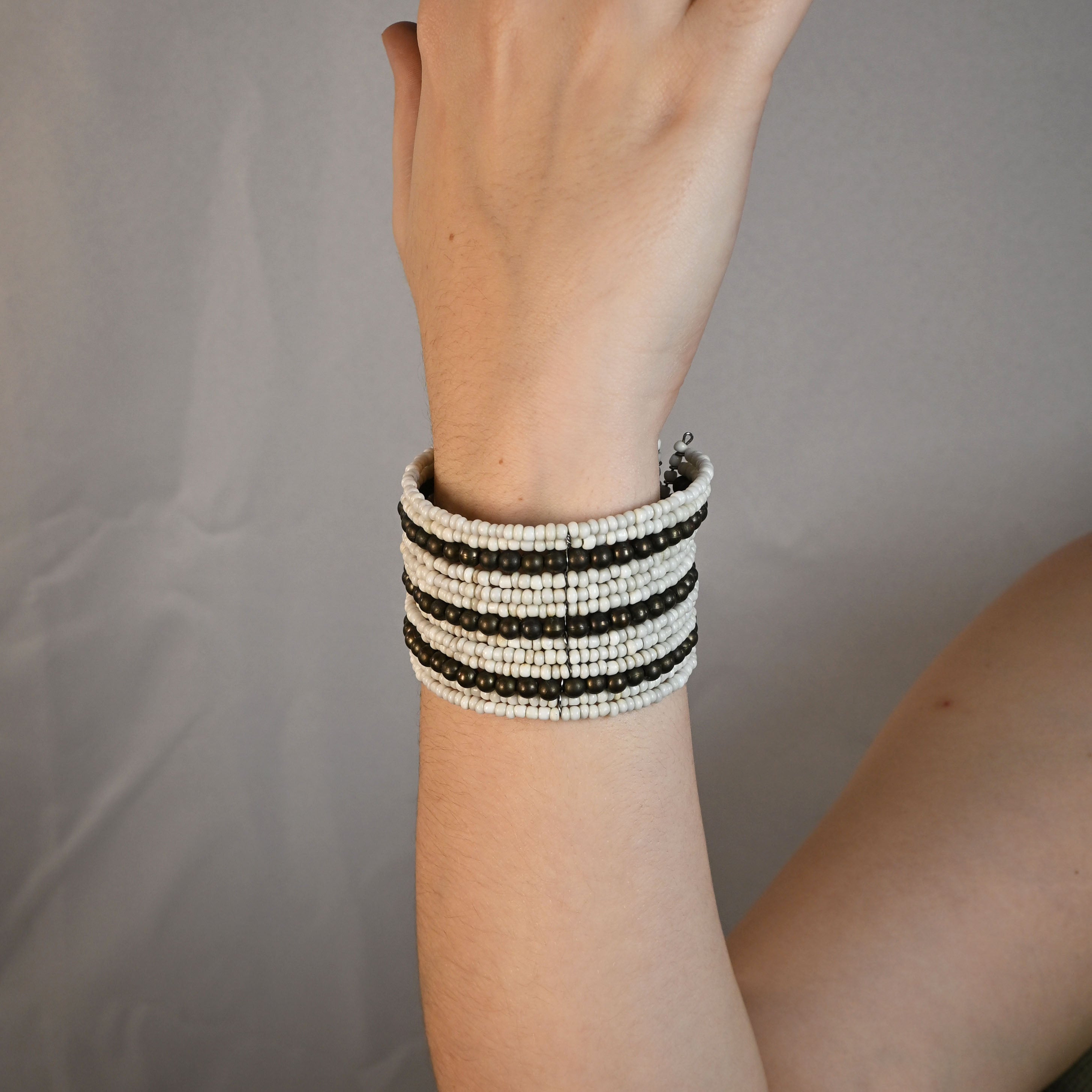 Bracelete de miçangas brancas e marrom