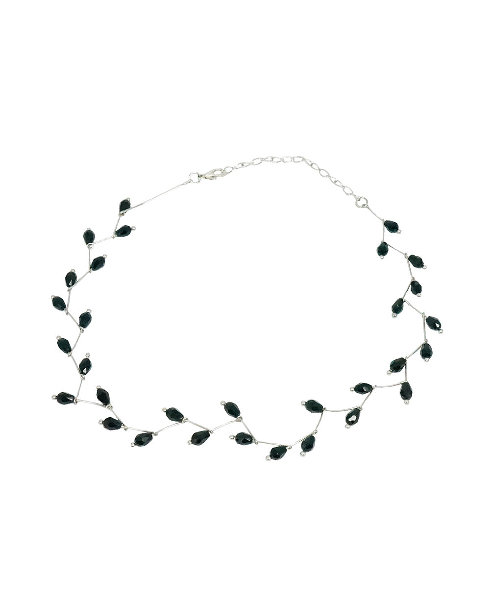 Colar com miçangas pretas