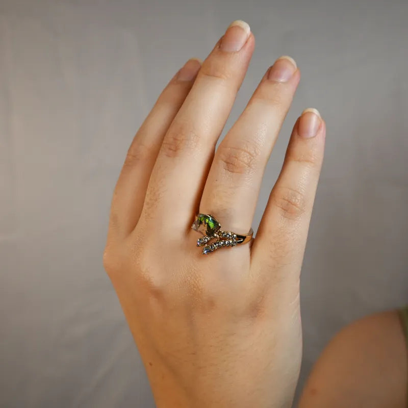 Anel Dourado com Pedra em Cubo