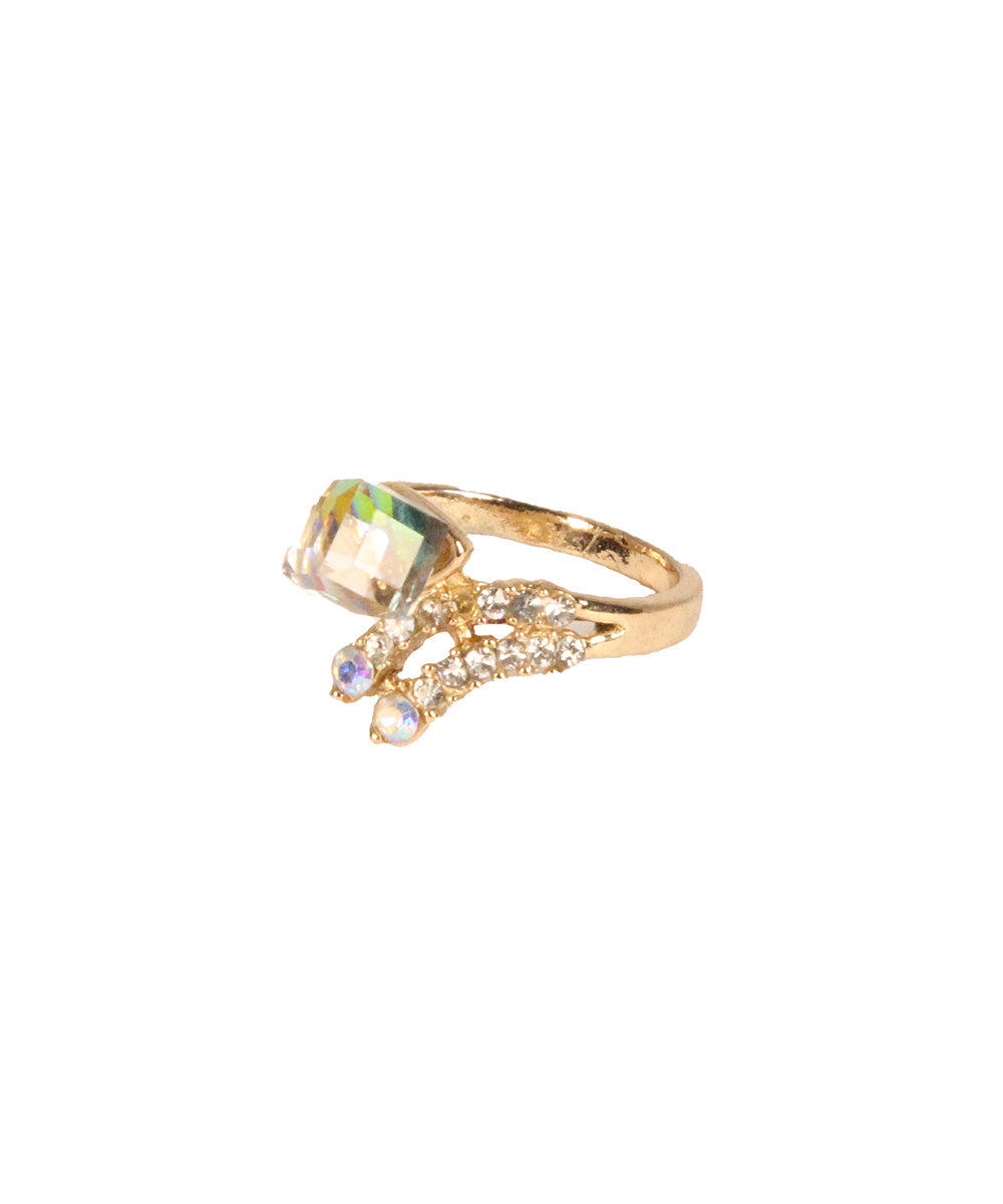 Anel Dourado com Pedra em Cubo