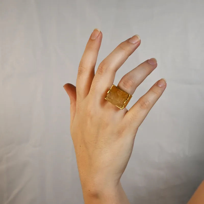 Anel dourado com Pedra Natural