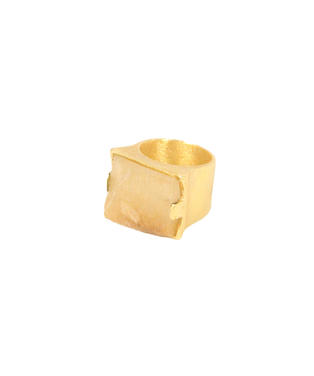 Anel dourado com Pedra Natural