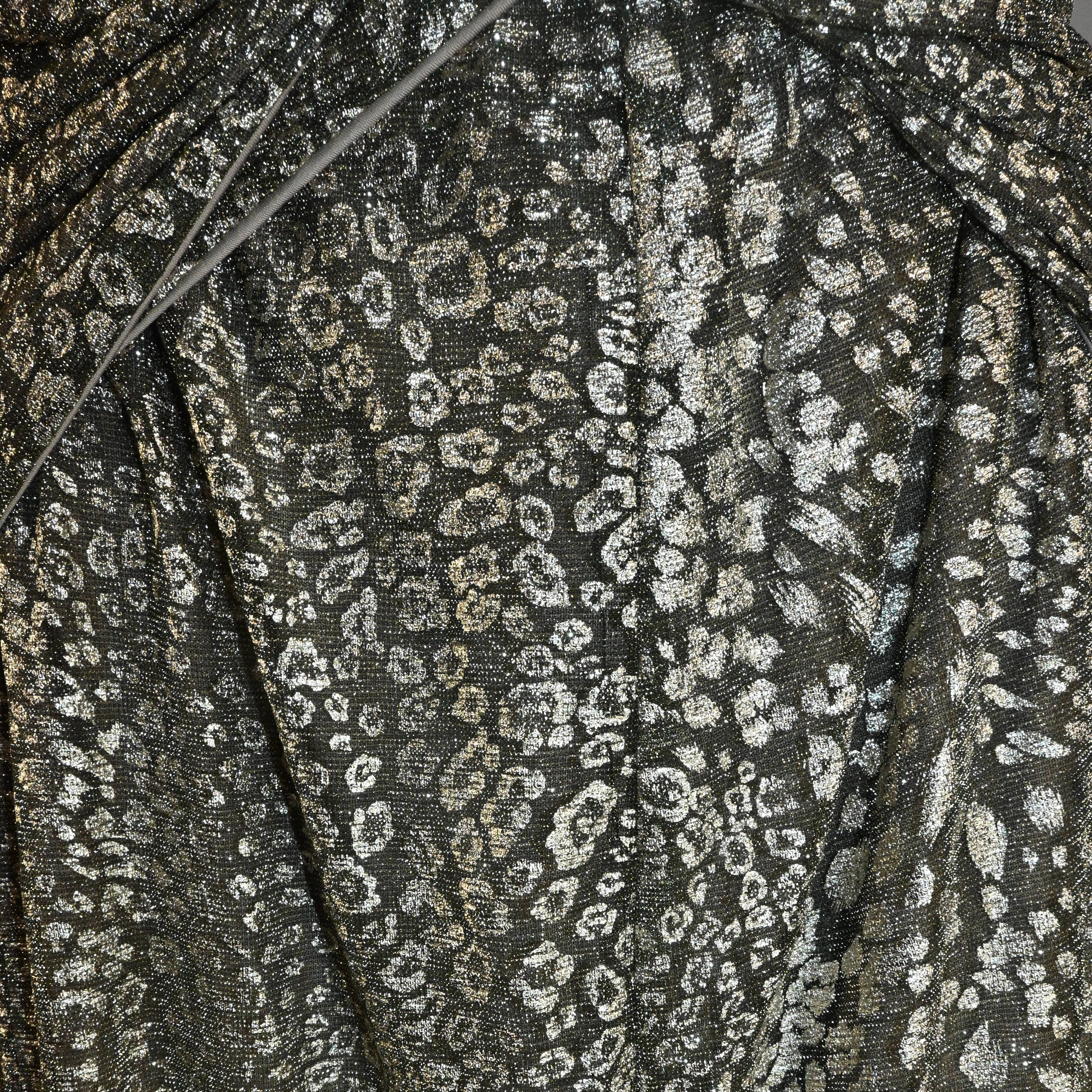 Vestido dourado com textura de oncinha