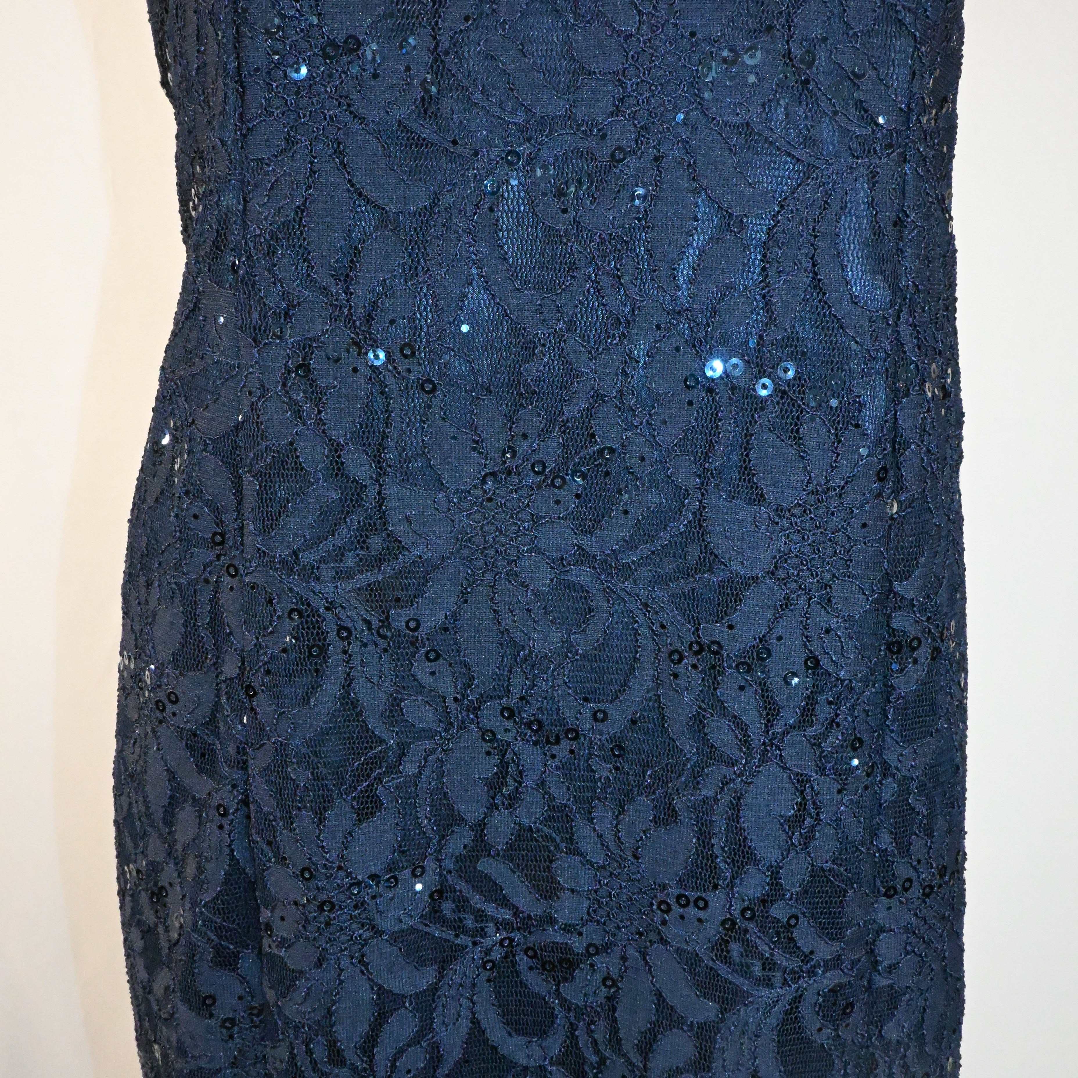 Vestido azul-marinho com renda