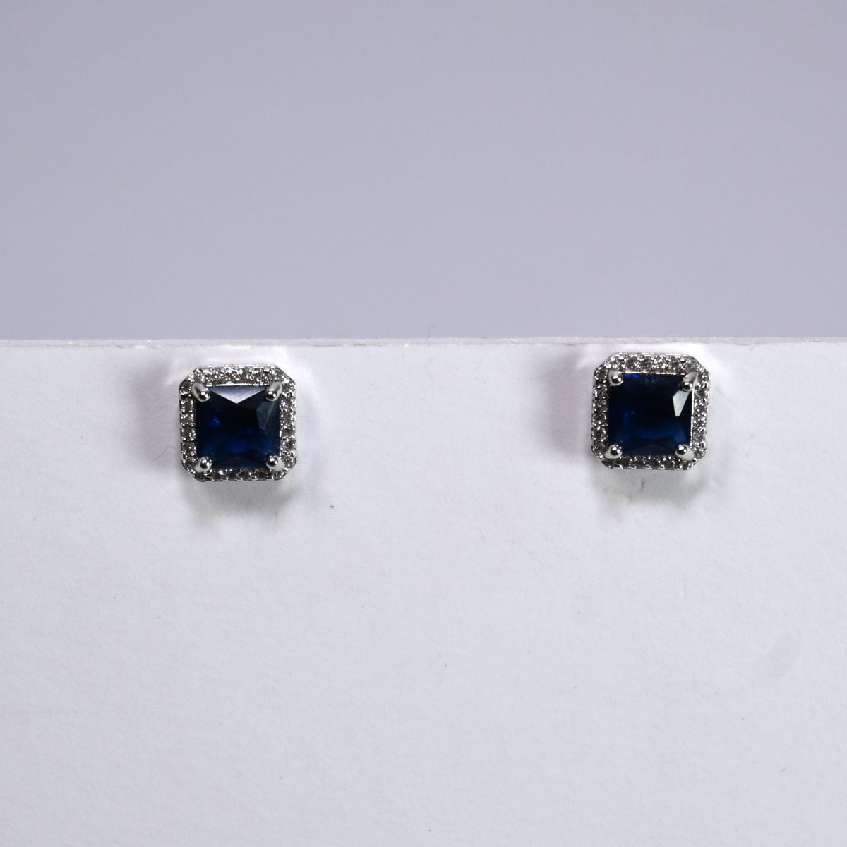 Brincos com pedra azul e strass