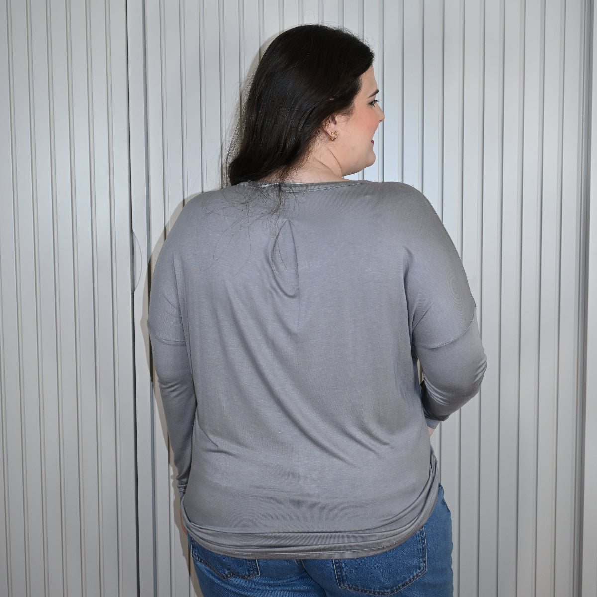Camiseta cinza de manga comprida e strass