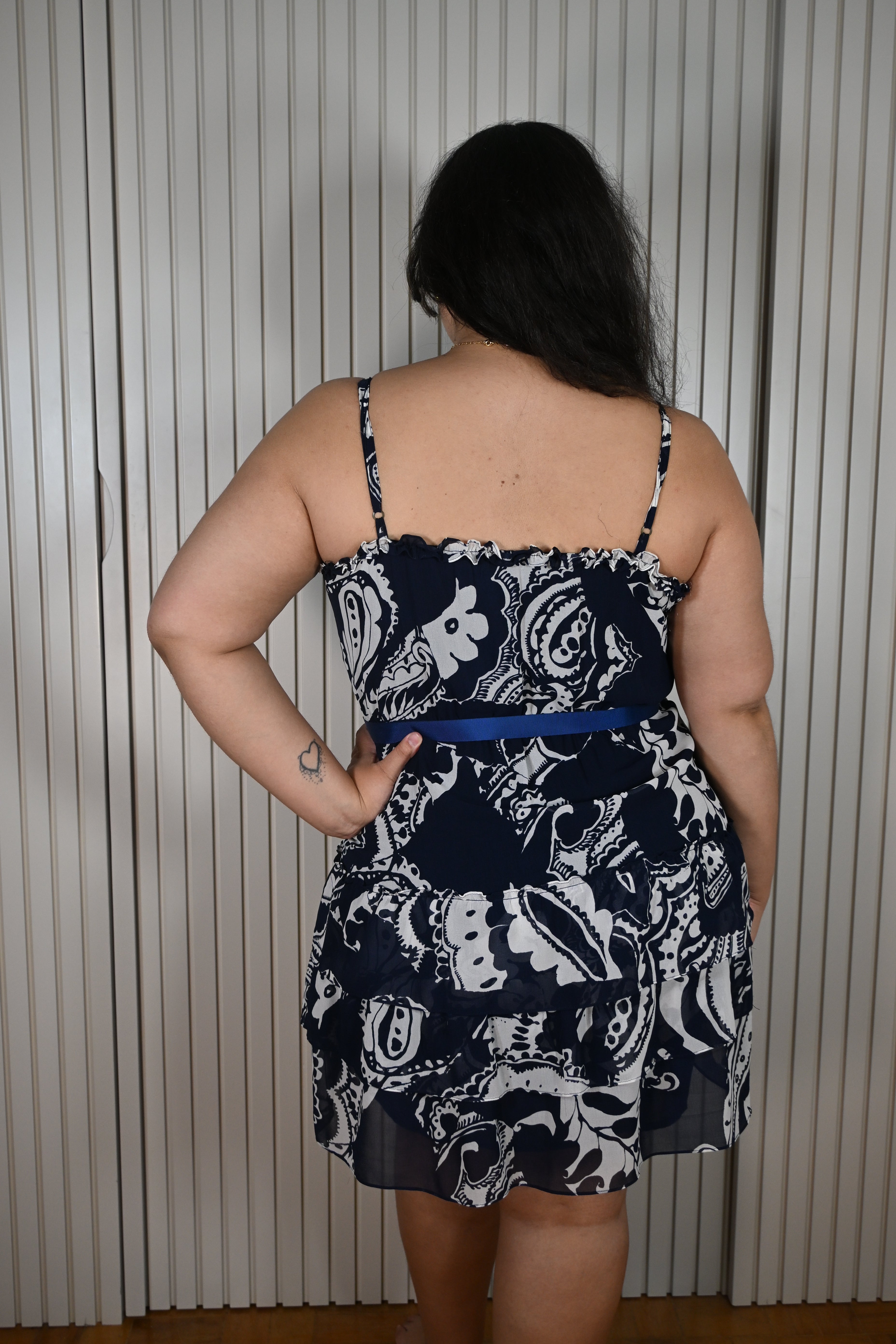 Vestido curto estampado azul marinho e branco
