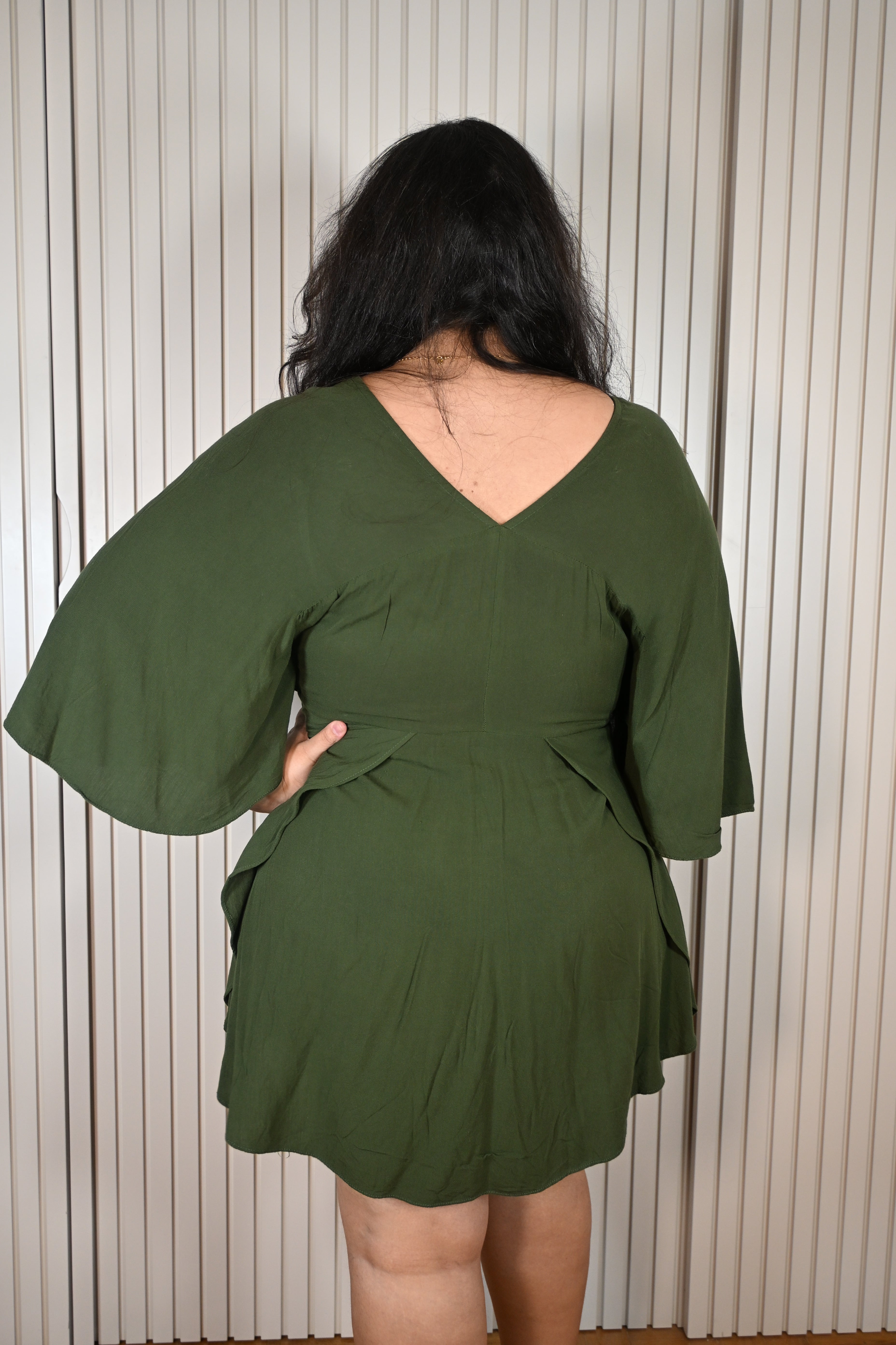 Vestidocurto verde musgo com amarração