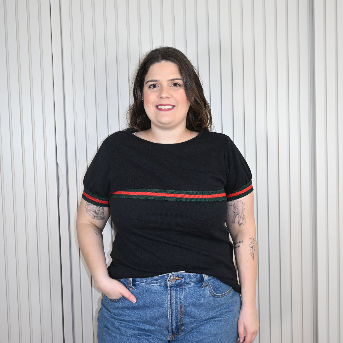 Camiseta com faixa verde e vermelho