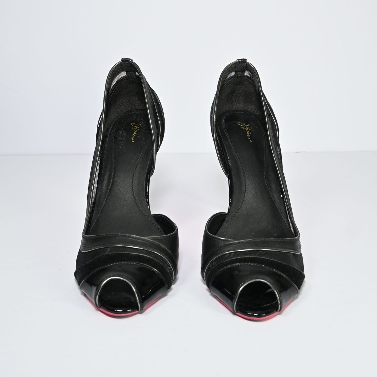 Sapato de salto alto preto tip toe