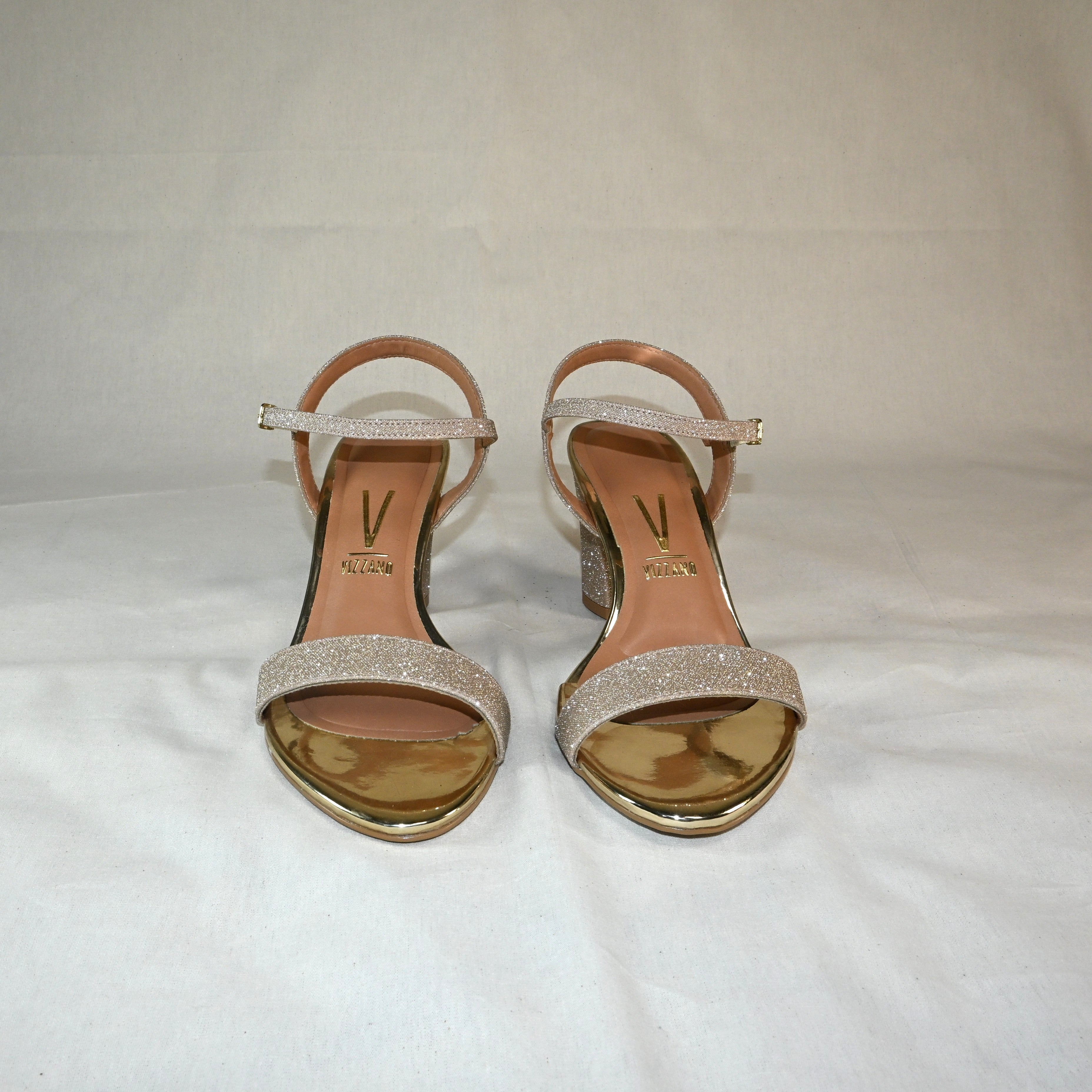 Sapato de salto alto dourado com brilho