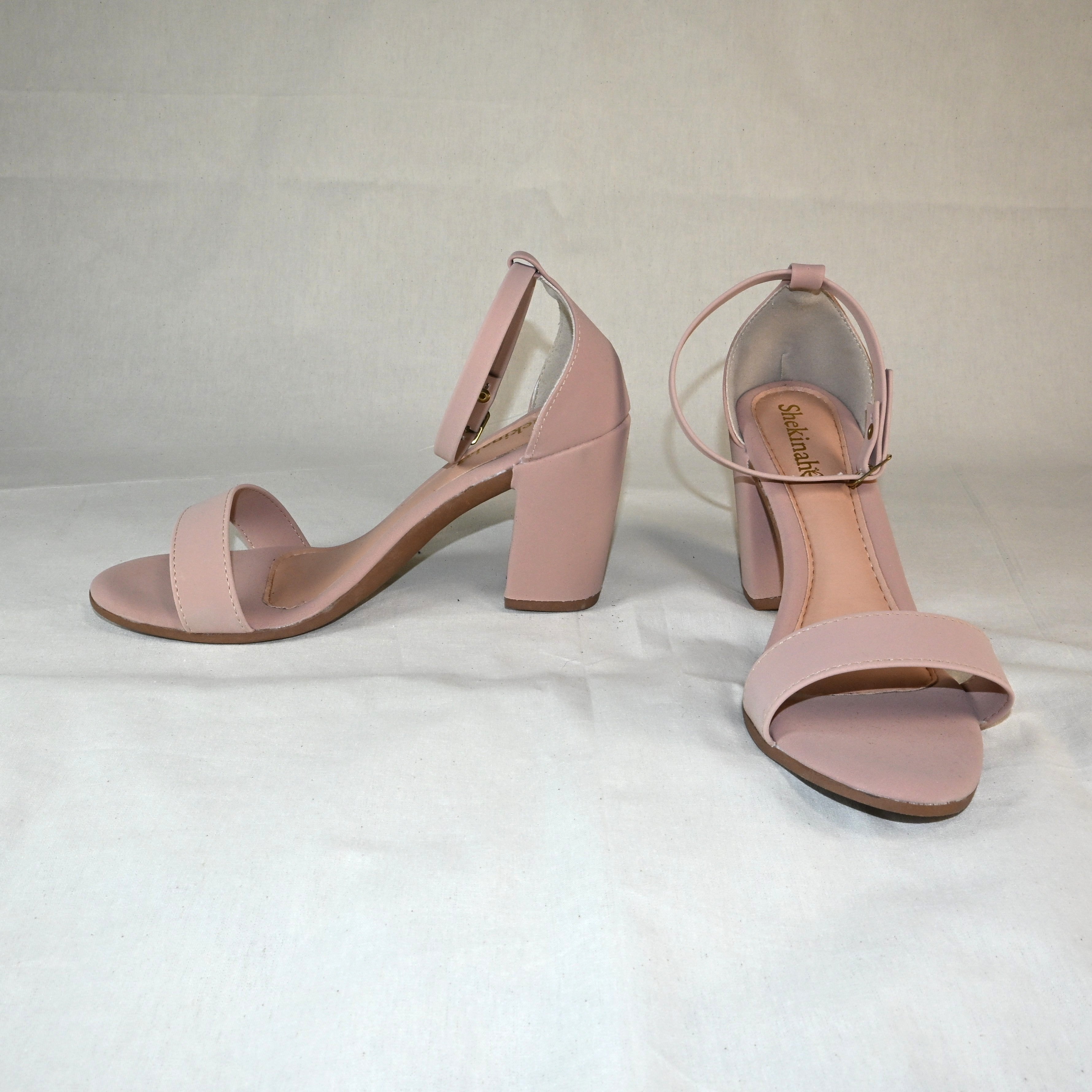 Sandália de salto alto nude