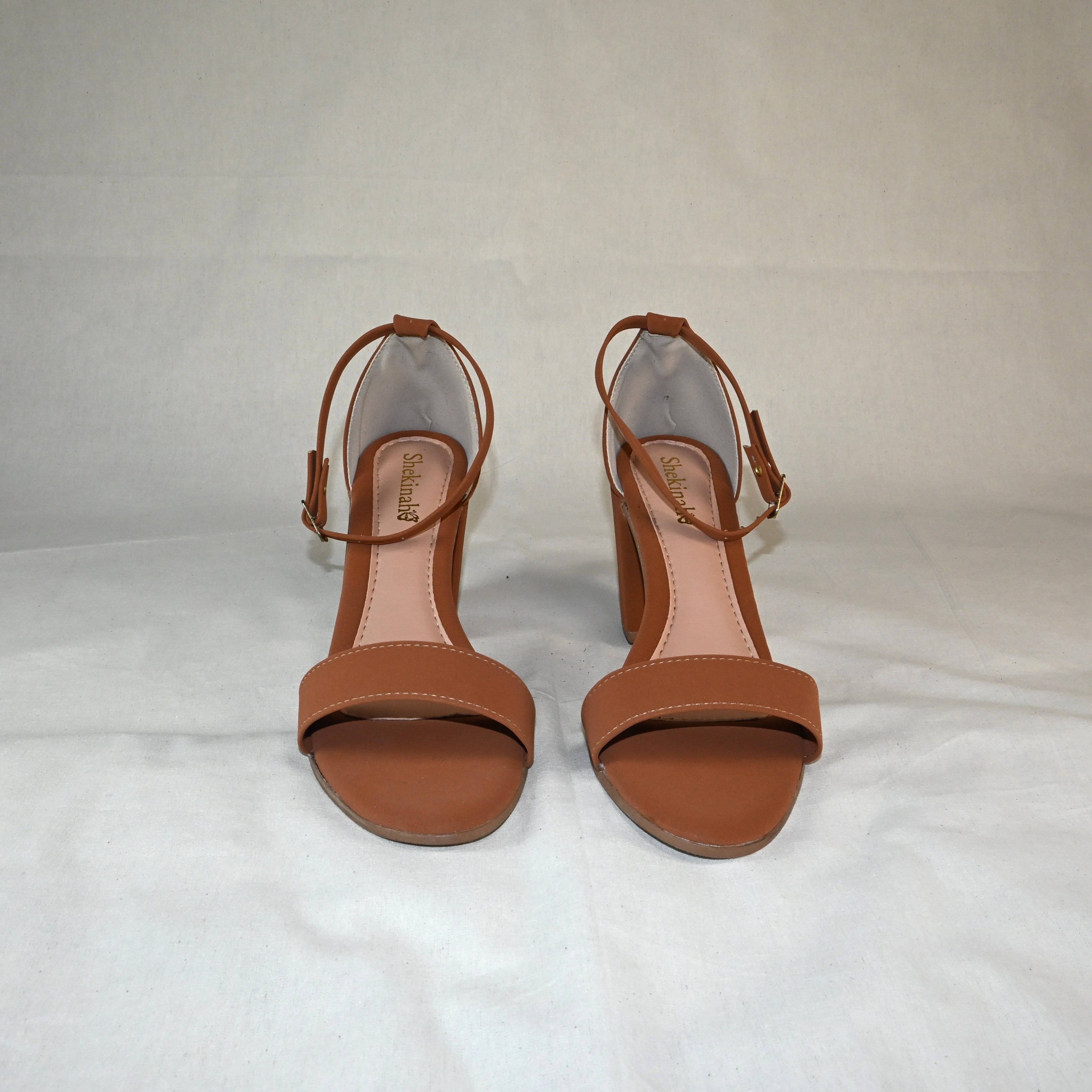 Sandália de salto alto marrom