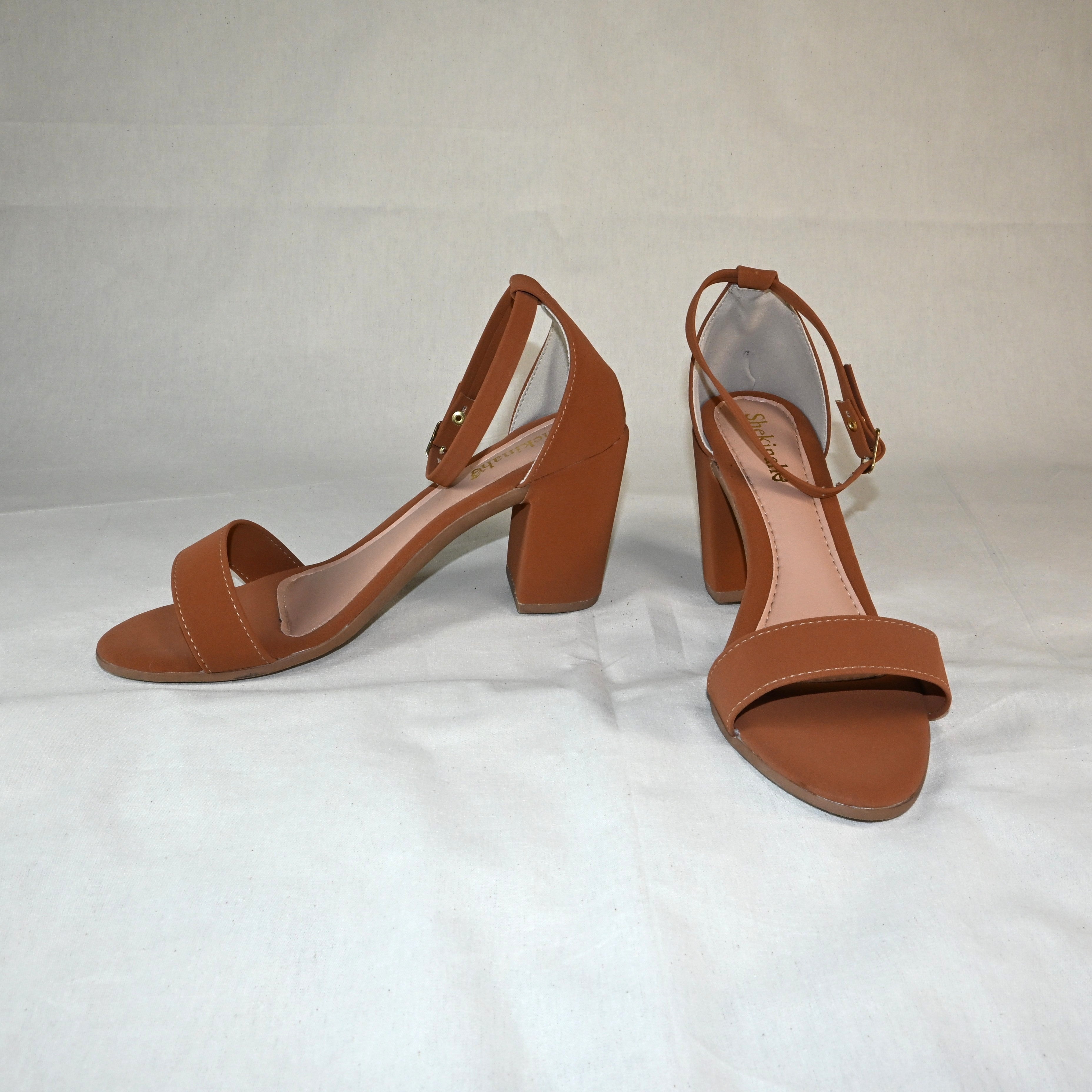 Sandália de salto alto marrom