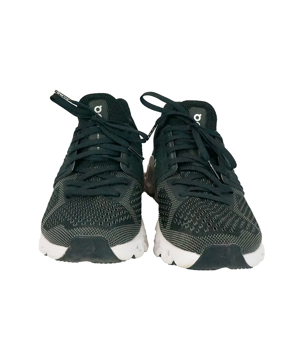 Tênis esportivo preto