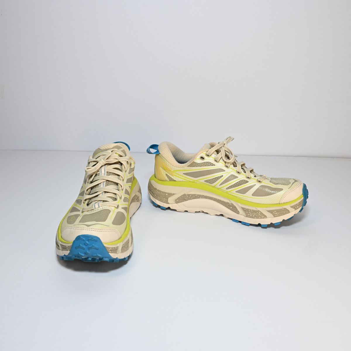 Tênis de corrida branco, amarelo e azul