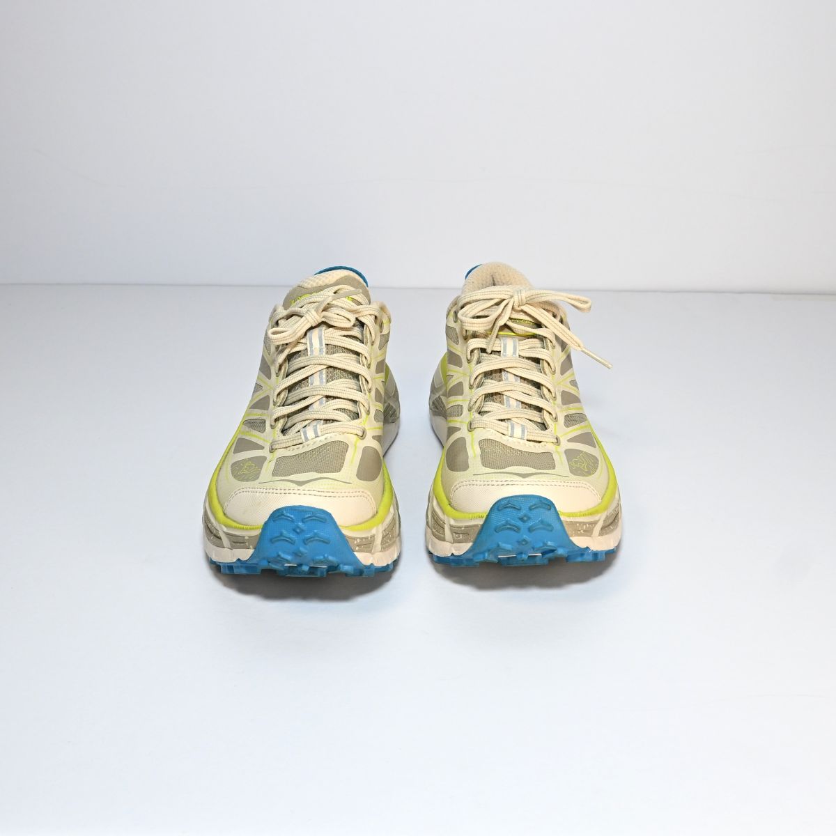Tênis de corrida branco, amarelo e azul