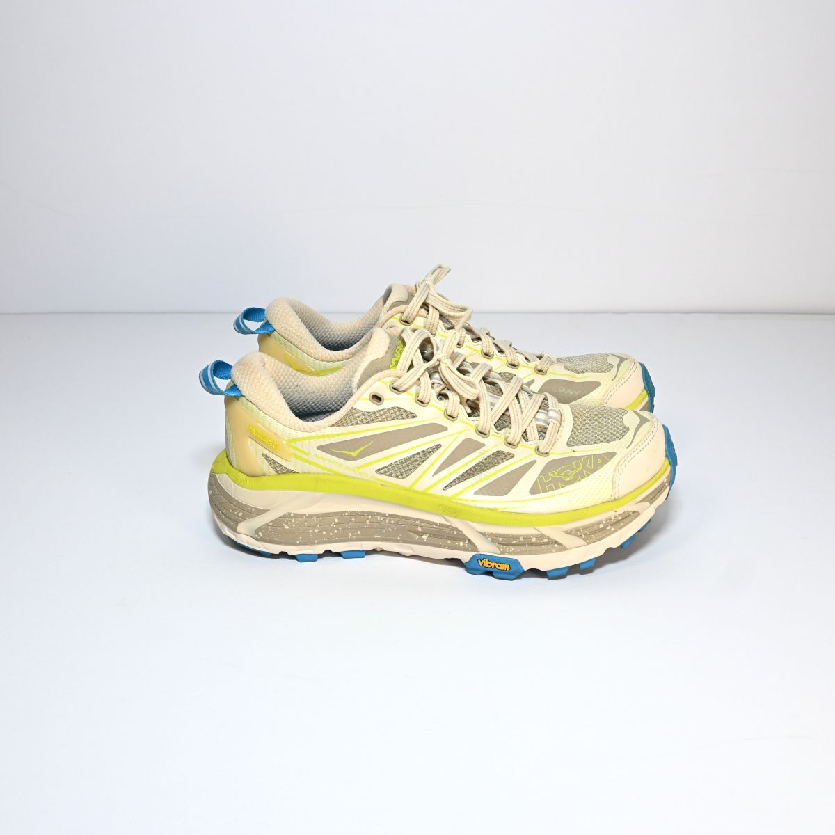 Tênis de corrida branco, amarelo e azul